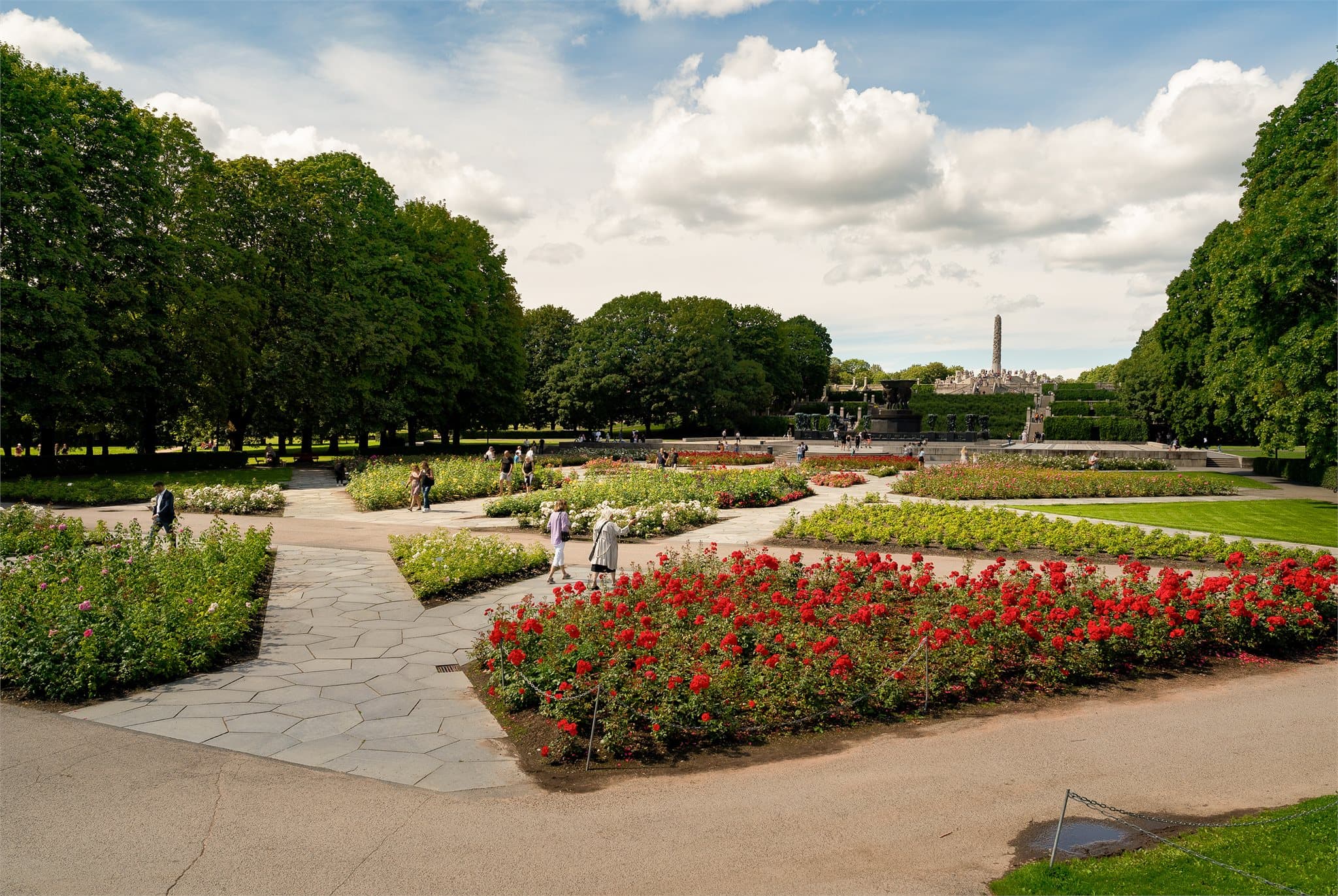 Frognerparken, med Vigelandsanlegget og store grøntarealer, ligger i gangavstand.