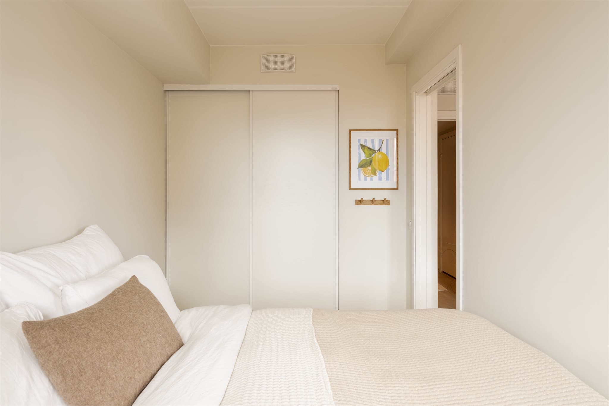Det er i tillegg en stor skyvedørsgarderobe med god plass til tøy og diverse.