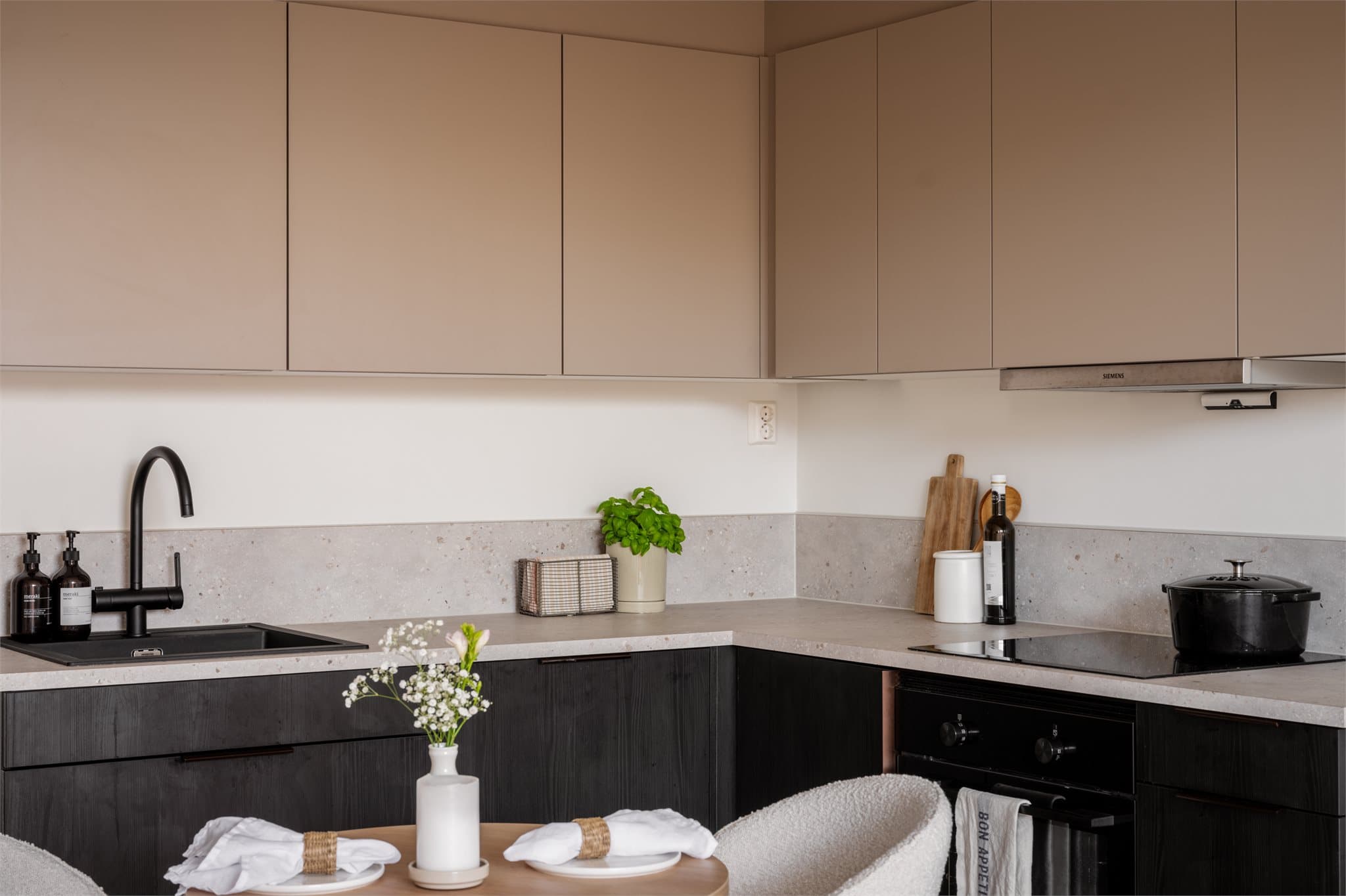Lekker benkeplate med "backsplash" i samme materiale gir en gjennomført stil på kjøkkenet.