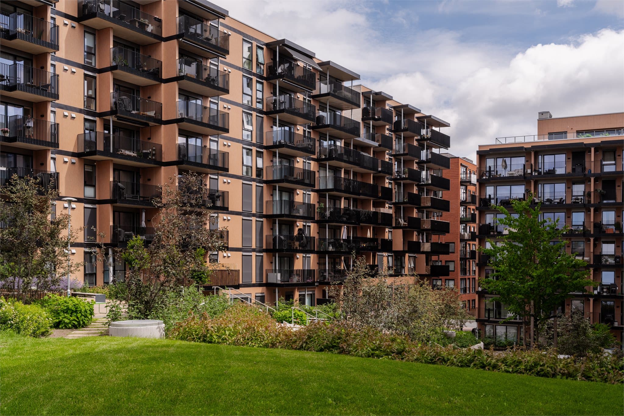 Sameiet har pent opparbeidede fellesarealer med grøntområder, solsenger, tuftepark og diverse!