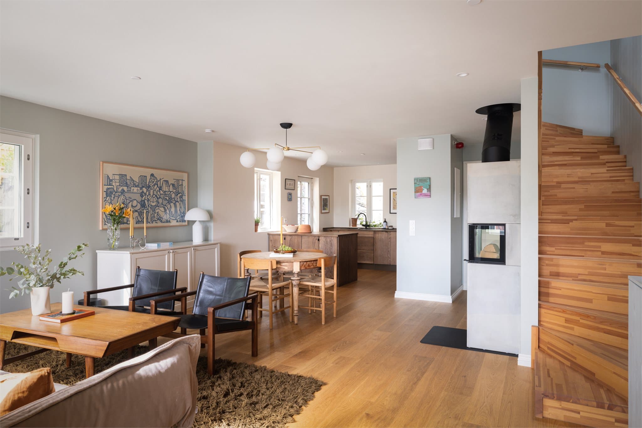 Boligen har et lyst, åpent og luftig oppholdsrom som elegant kombinerer stue og kjøkken i en helhetlig, åpen sone.