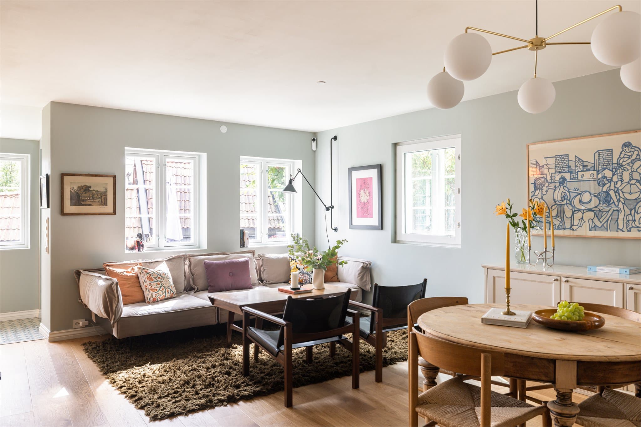 Rommet er romslig med god plass til møbler og har en elegant fargepalett.