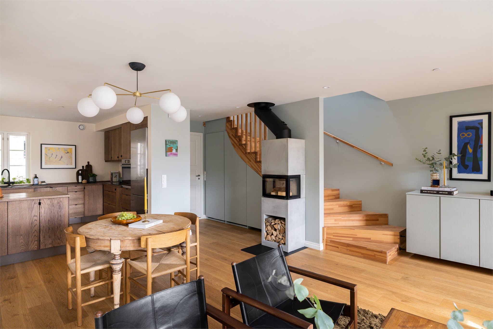 Trappen fra Trappemakeren er plassbygd med smarte lagringsmuligheter under og tilfører både funksjon og stil til rommet.