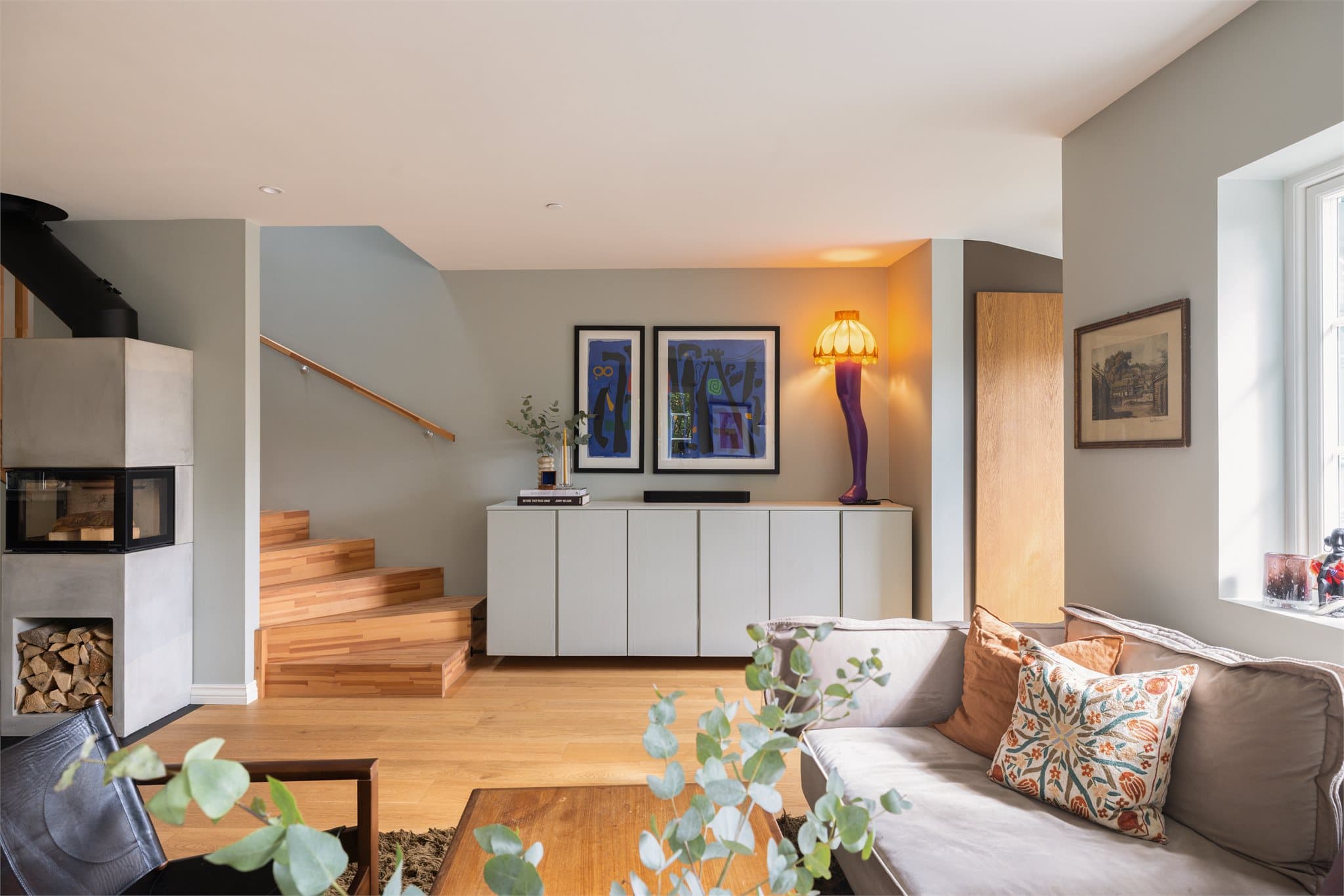 Gulvene i boligen er gjennomgående belagt med en vakker og slitesterk parkett, med unntak av våtrom og entré, som gir et elegant og harmonisk preg.