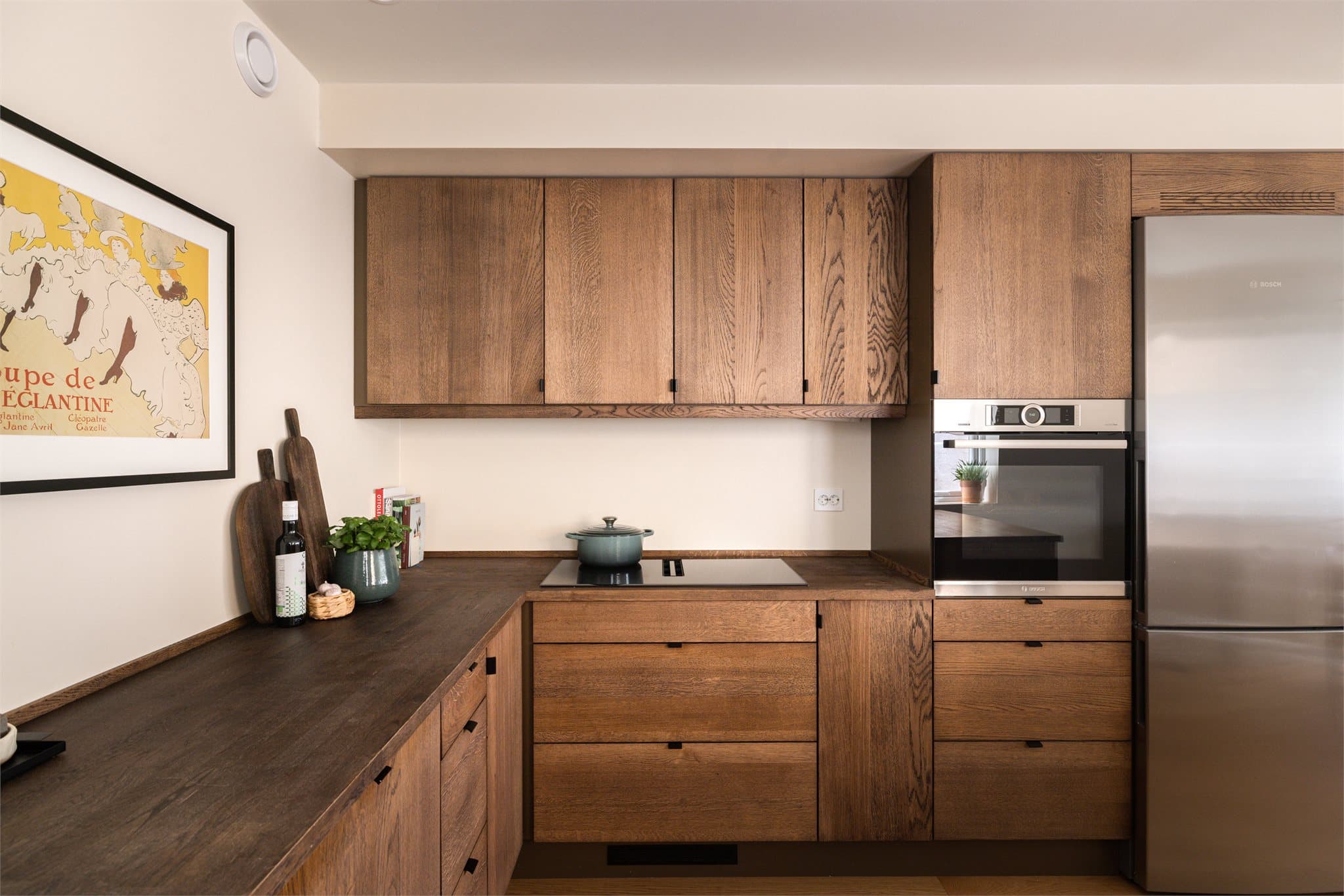 Kjøkkenet er stort, moderne og unikt, snekkerbygget av Tveitabru Bygg AS.