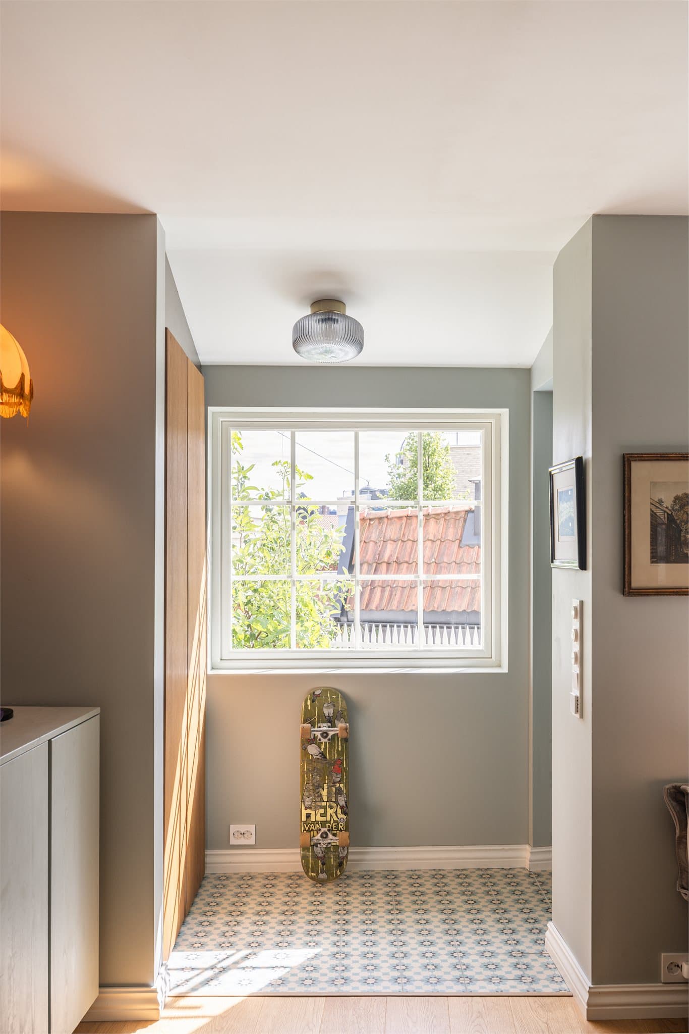 Entréen er lys og åpen med elegante Far-Far-fliser, varmekabler og innebygd garderobe for praktisk oppbevaring.