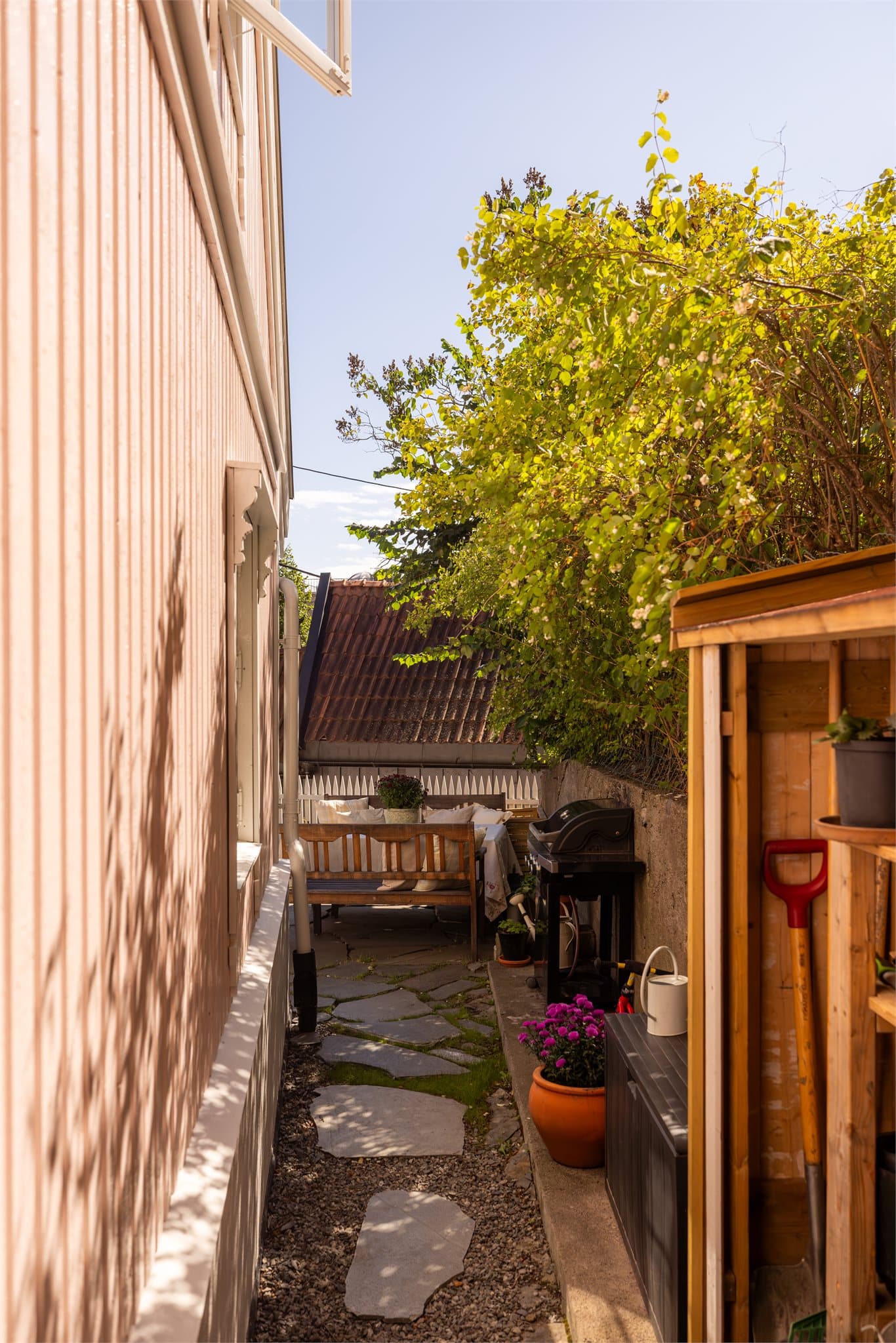 Pent opparbeidet vei fra kjøkkenet og til fremsiden av boligen.