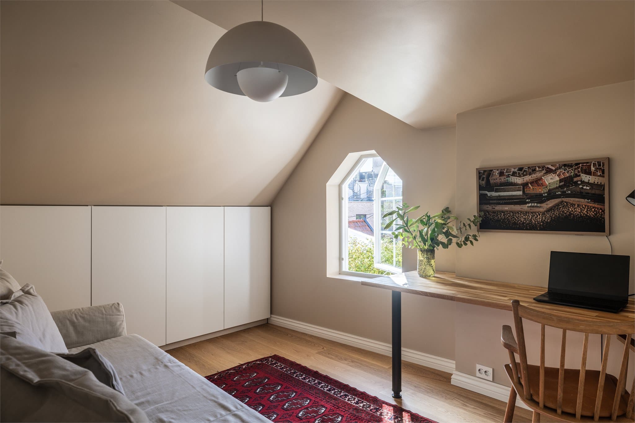 Rommet har et praktisk plassbygd skap.