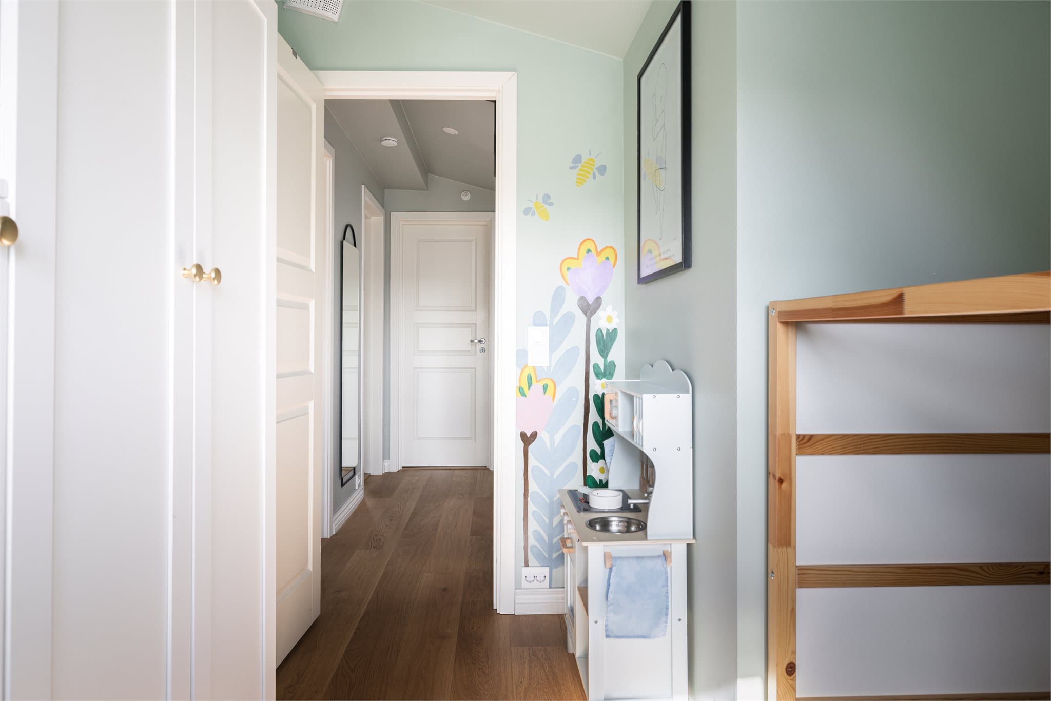 Det minst soverommet er per i dag innredet som et sjarmerende barnerom.