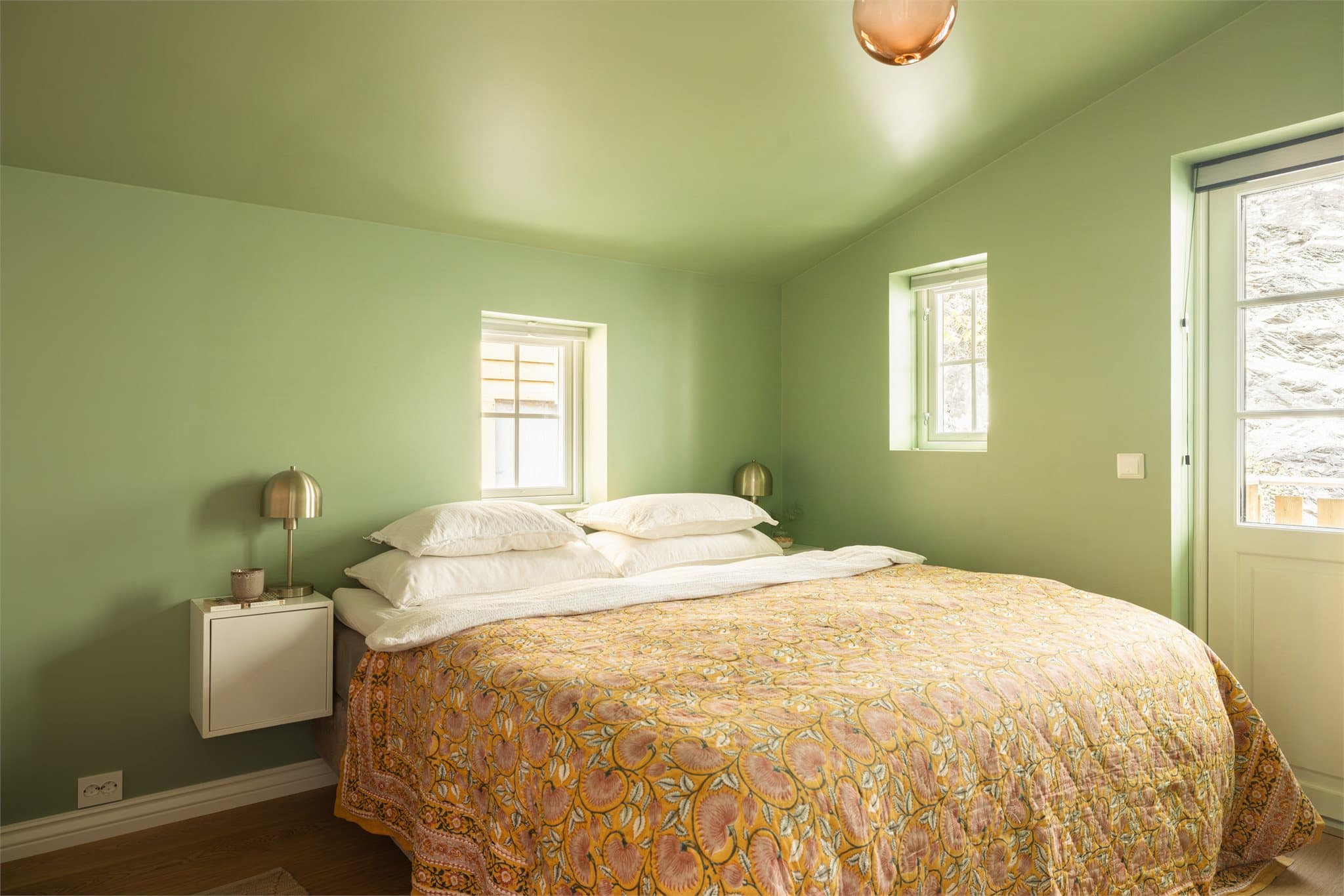 Fra hovedsoverommet er det også utgang til en liten balkong.