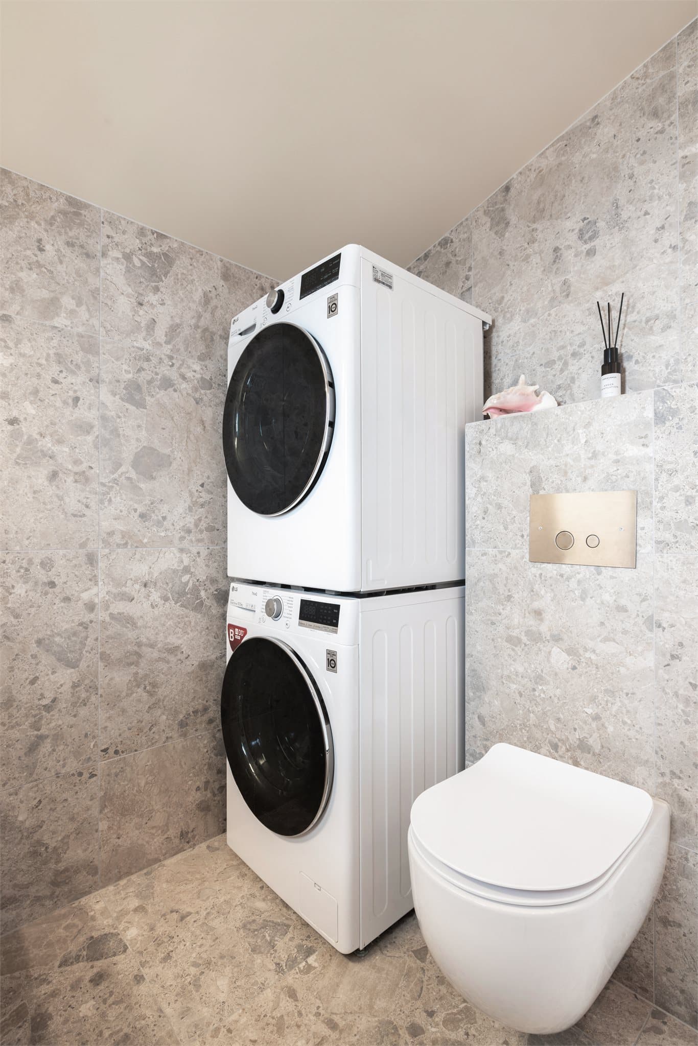 Her er det også opplegg for vaskemaskin og tørketrommel, noe som gjør hverdagen svært praktisk.