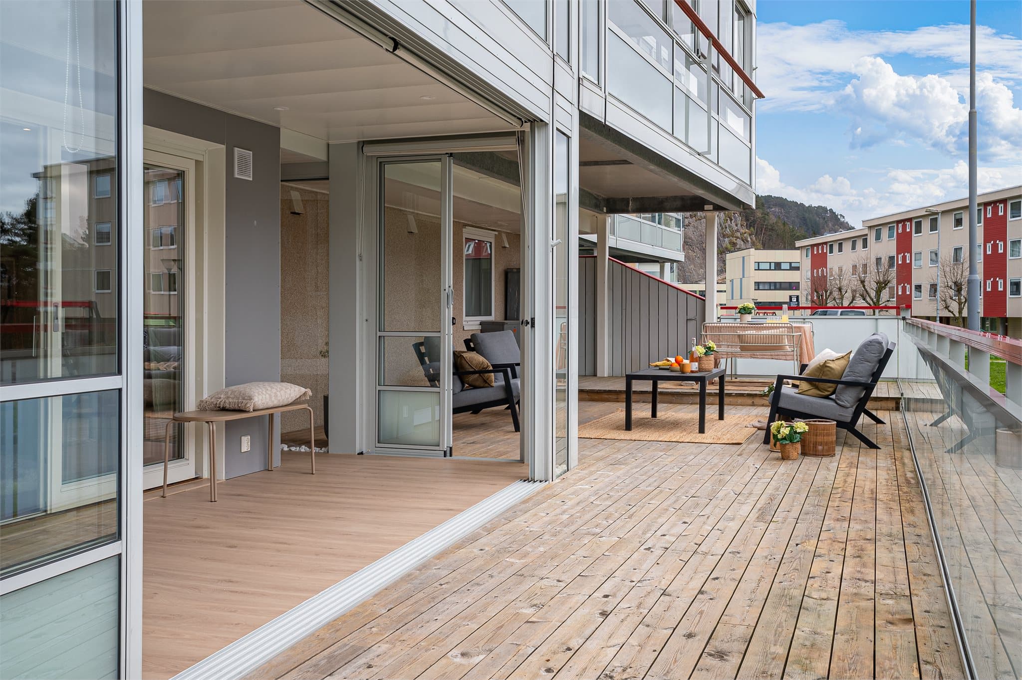 - Fra stuen er det direkte adkomst til en 18m² innglasset altan. Altanen har varmefolie som bidrar til jevn oppvarming -