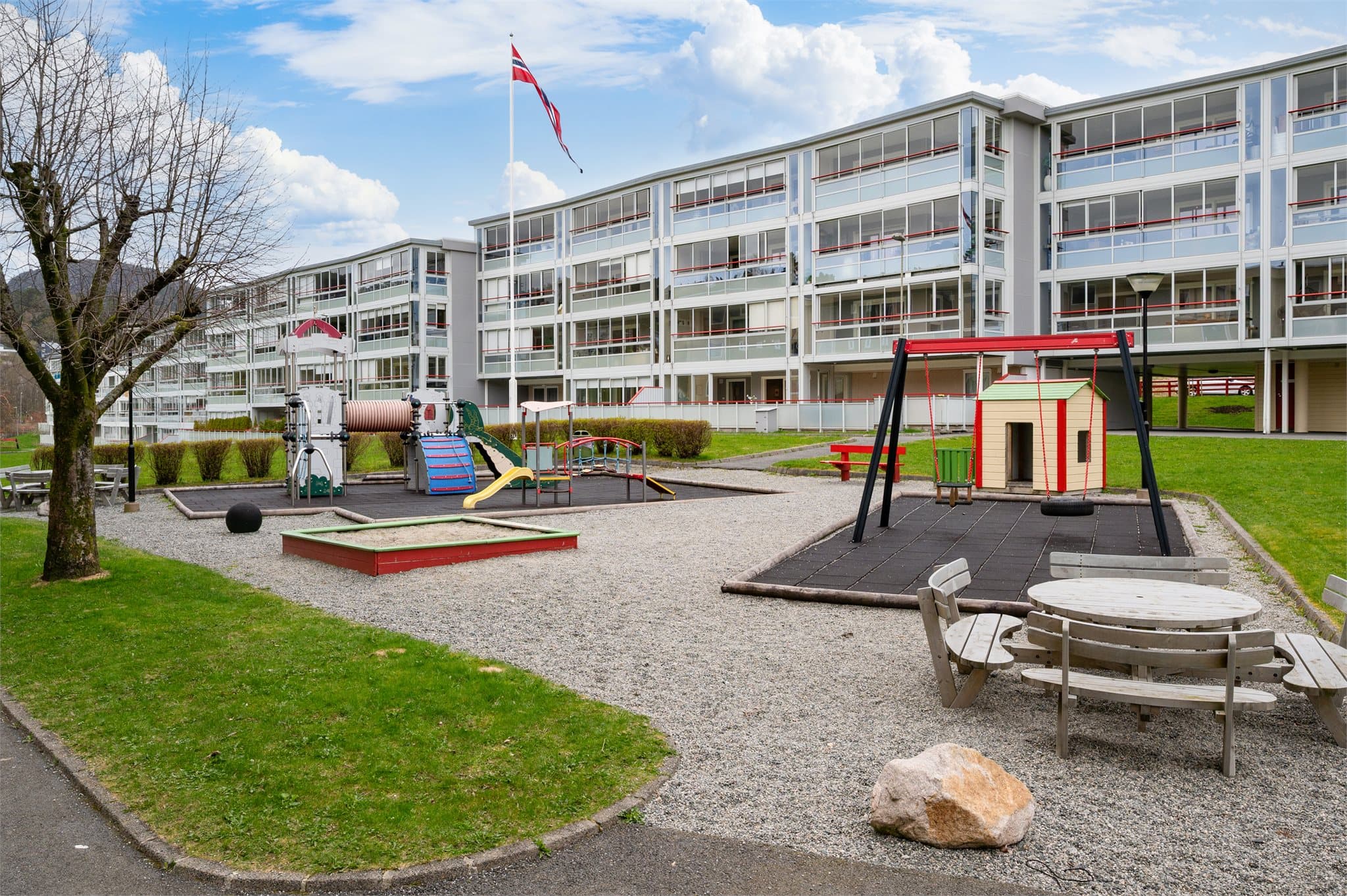 - Nydelige turmuligheter i nærområdet og Kanadaskogen, rundt Storavatnet og opp mot både Damsgårdsfjellet og Løvstakken -