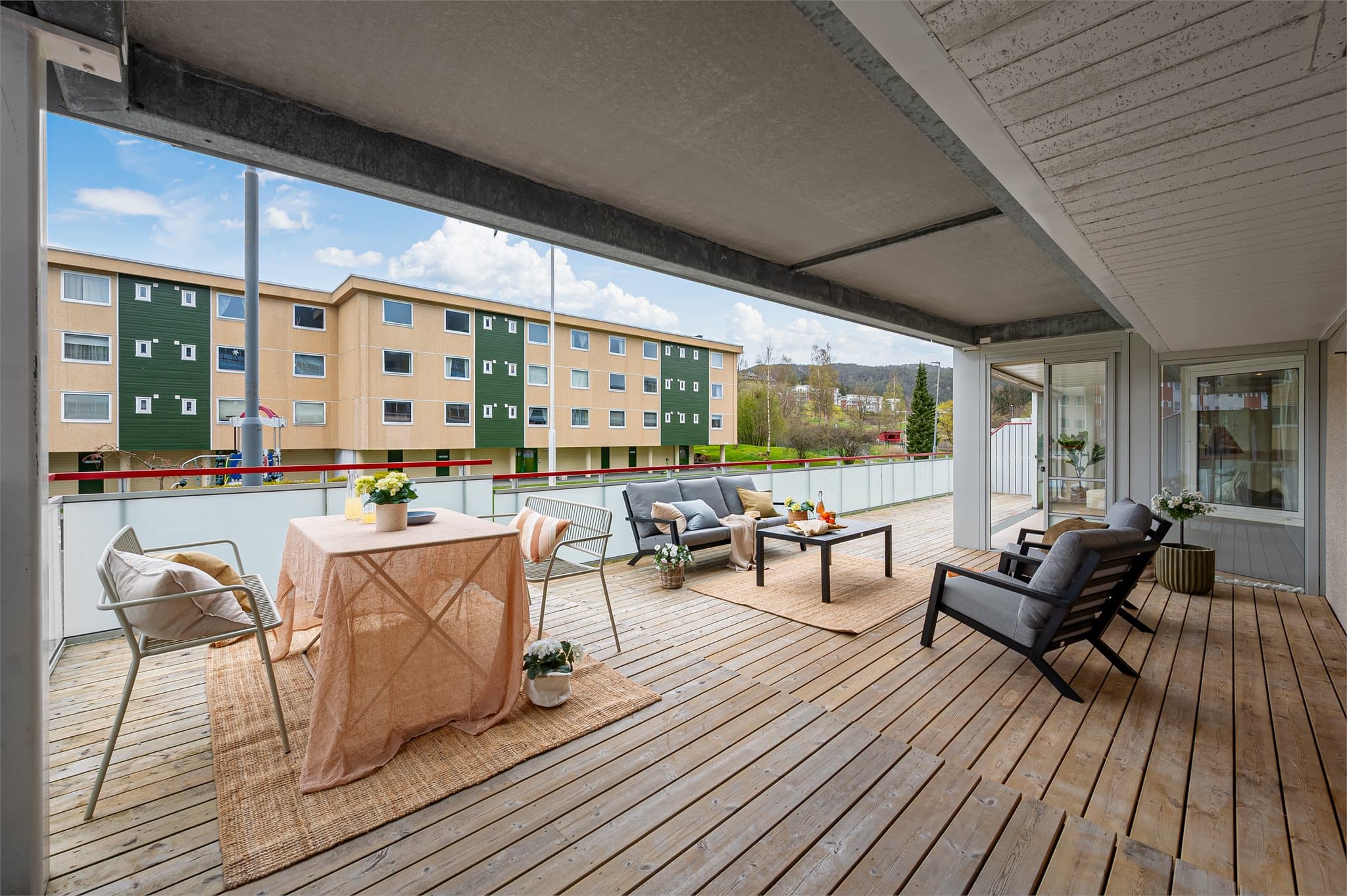 - På terrassen er det godt med plass til ønsket utemøblement i flere ulike soner -