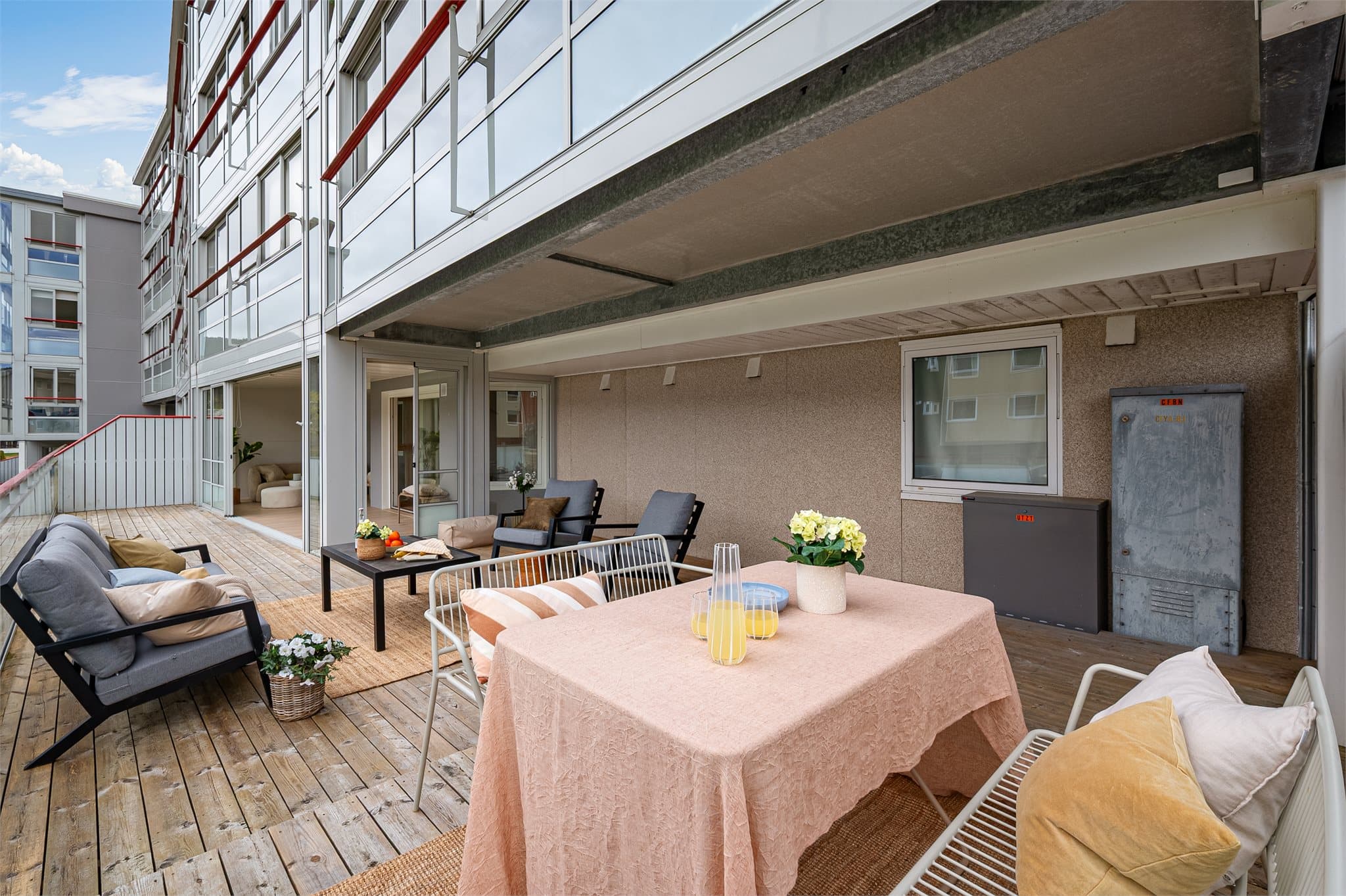 - Videre fra den innglassede altanen er det adkomst til en herlig terrasse som måler hele 54m² -