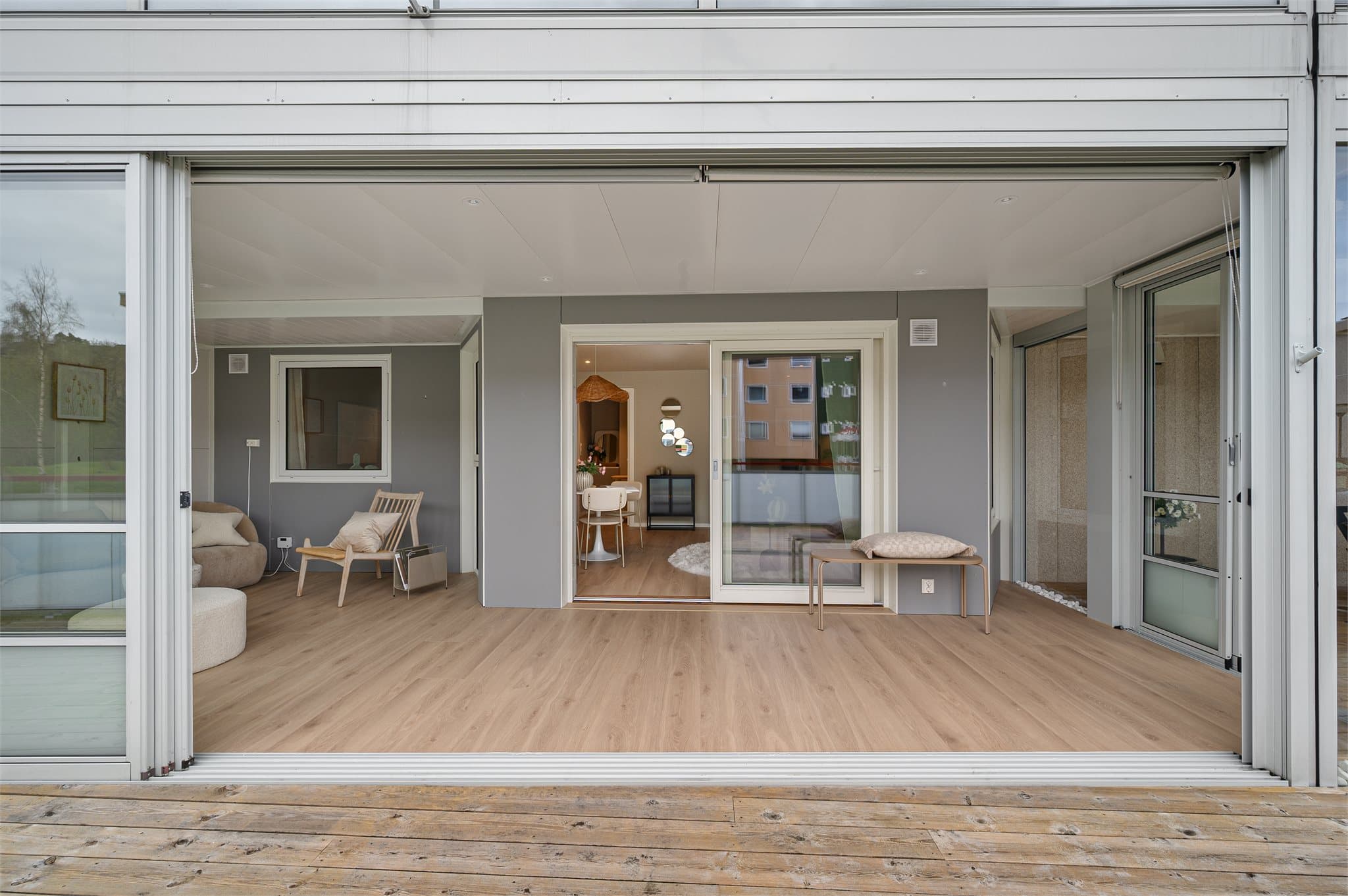 - De generøse vindusflatene sørger for mengder med verdifullt lysinnslipp -