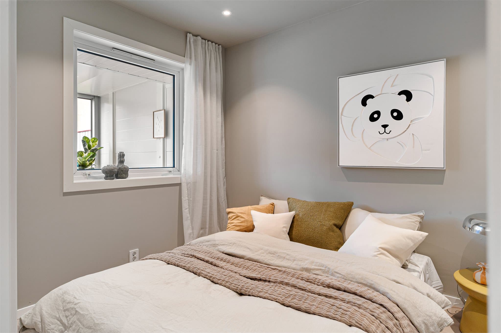 - Soverommet måler 7,4m² -