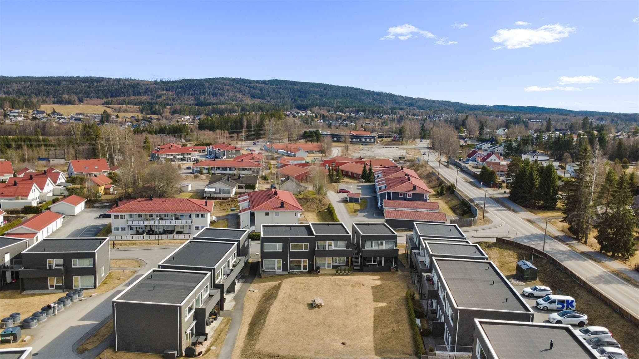 Fine uteområder og gangavstand til barneskole (se bakerst i bildet)