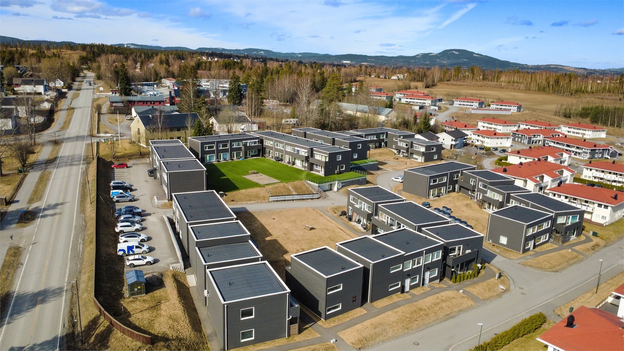 Umiddelbar nærhet til bussholdeplass og kort vei til togstasjon (Dal Stasjon eller Eidsvoll Verk Stasjon)