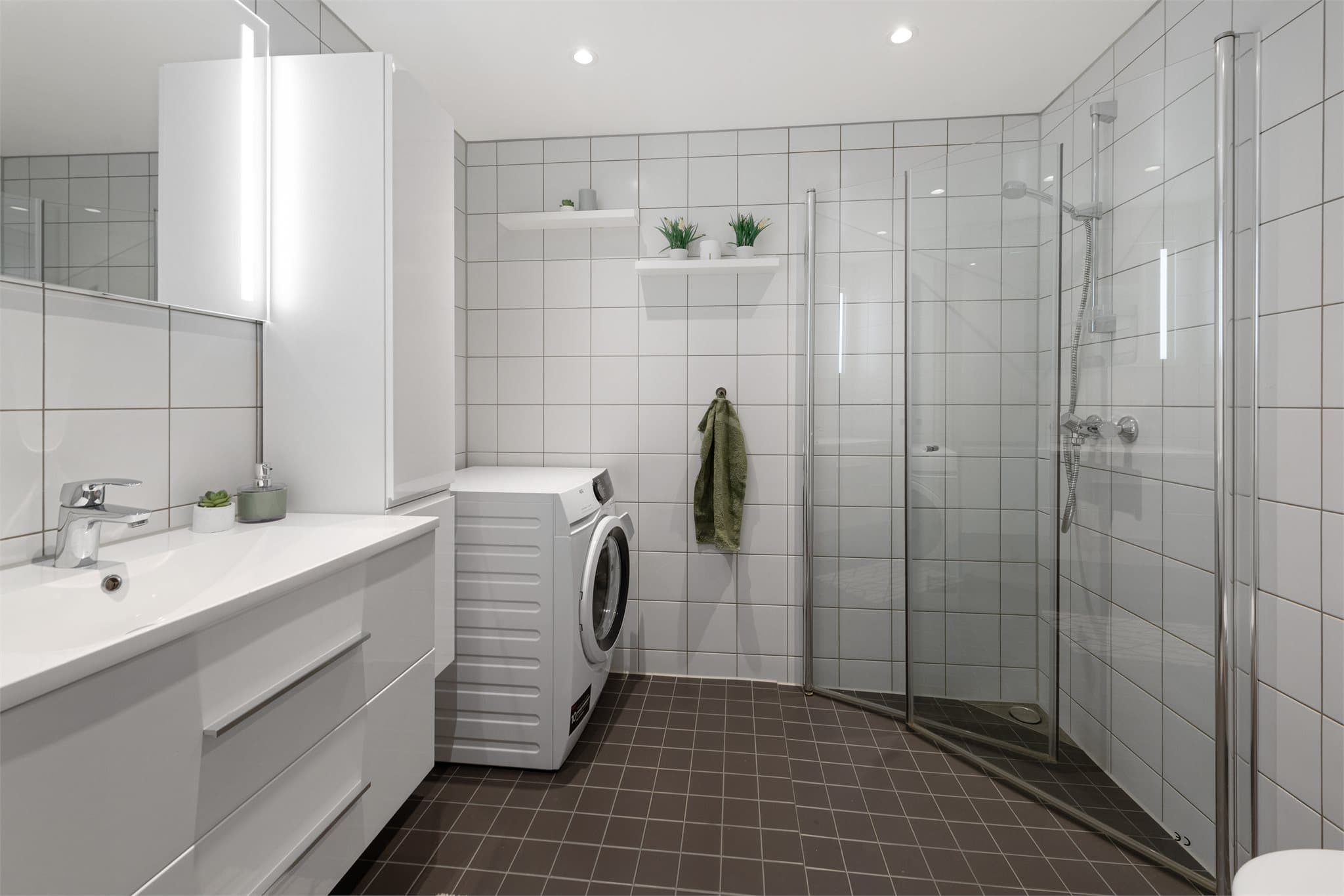 Flislagt og moderne bad med varme i gulv