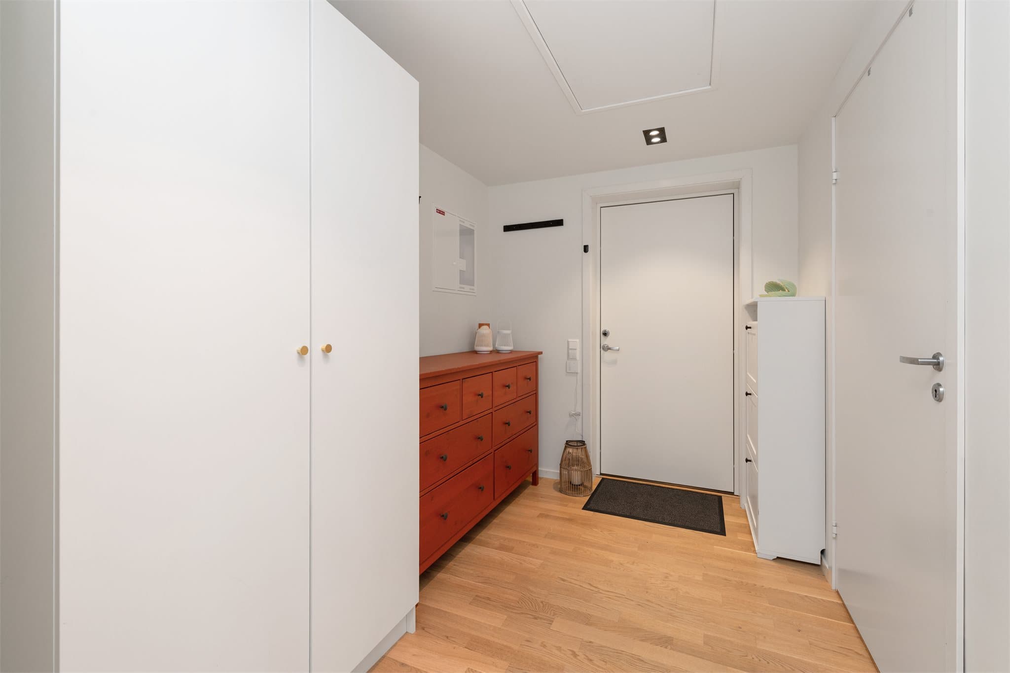 Stor entré/ gang med garderobeskap