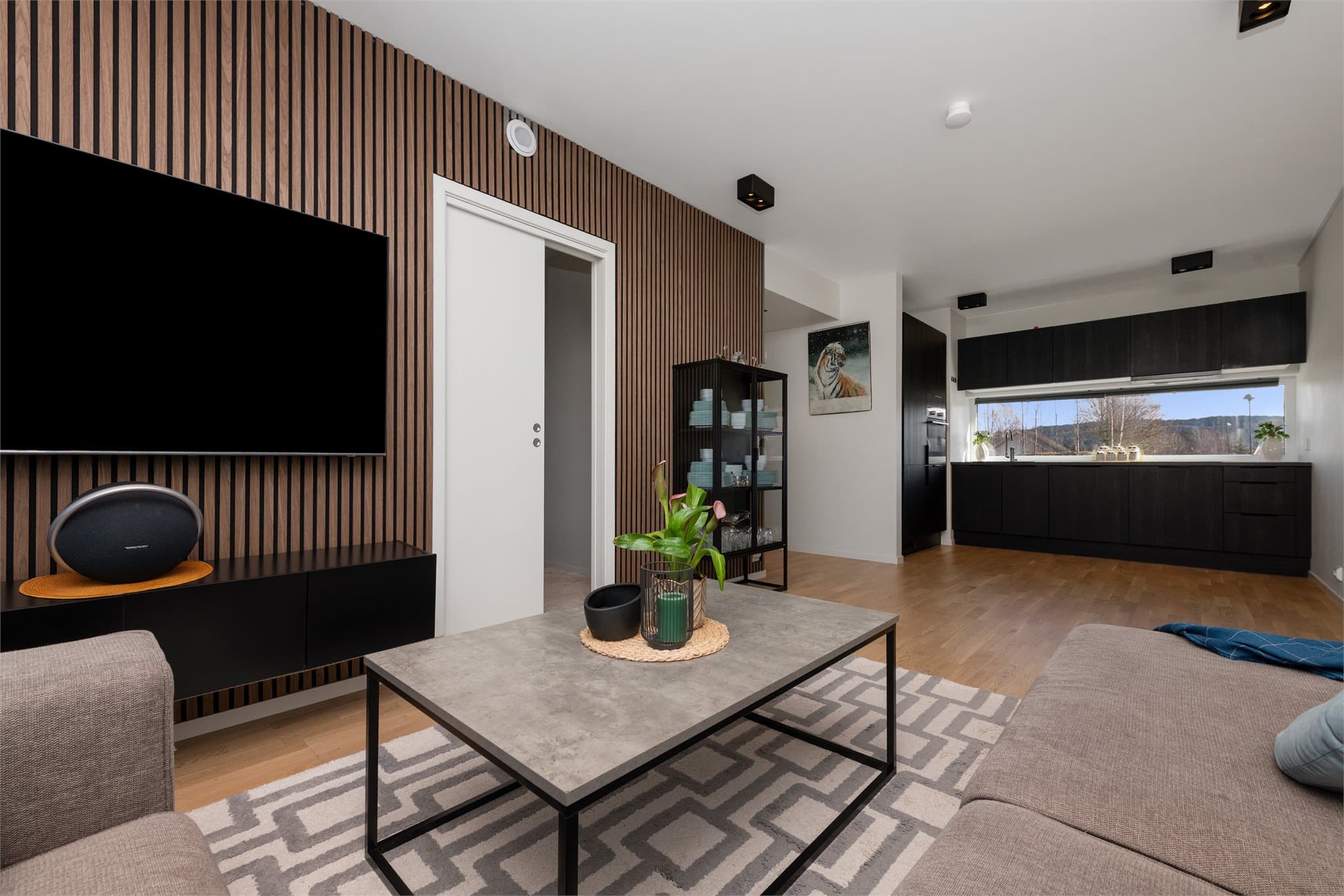 Vegg i stue kledd med spileplater gir et moderne og stilfullt preg