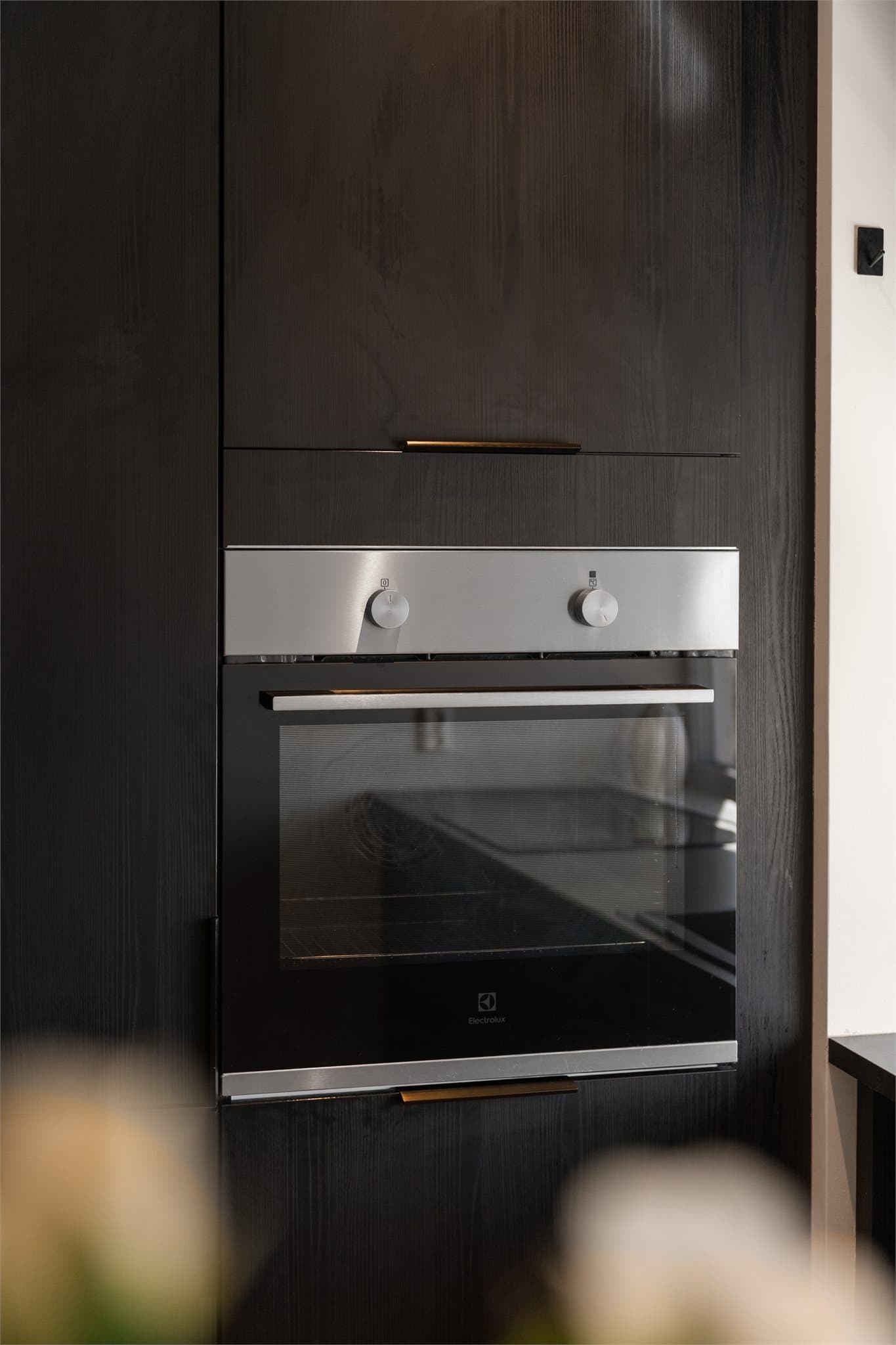 Integrerte hvitevarer som stekeovn, platetopp, oppvaskmaskin og kombinert kjøle- / fryseskap