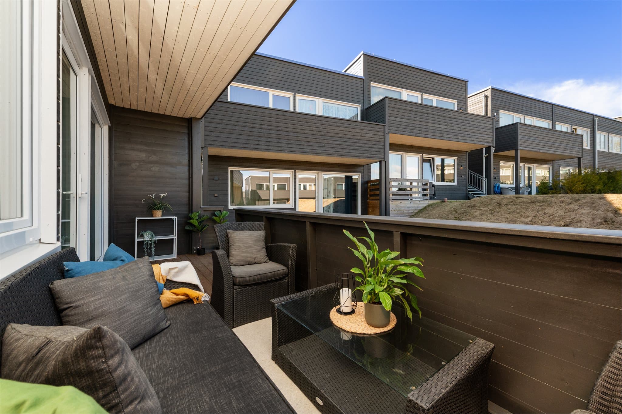 Terrassen er vendt mot syd-/ vest som gir solforhold ettermiddag og kveld