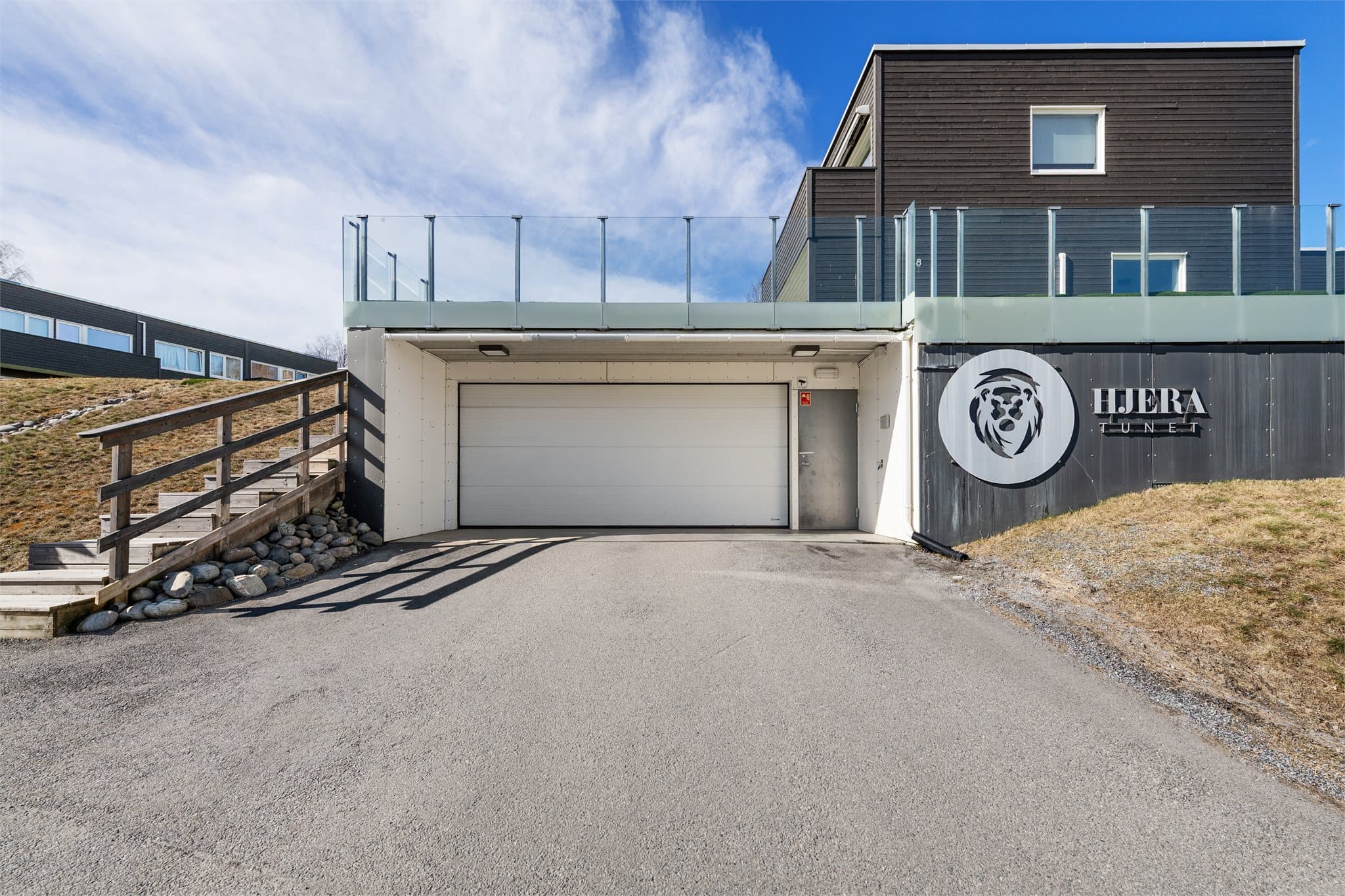 Sameiet Hjeratunet har egen garasjekjeller og velholdte og fine uteområder