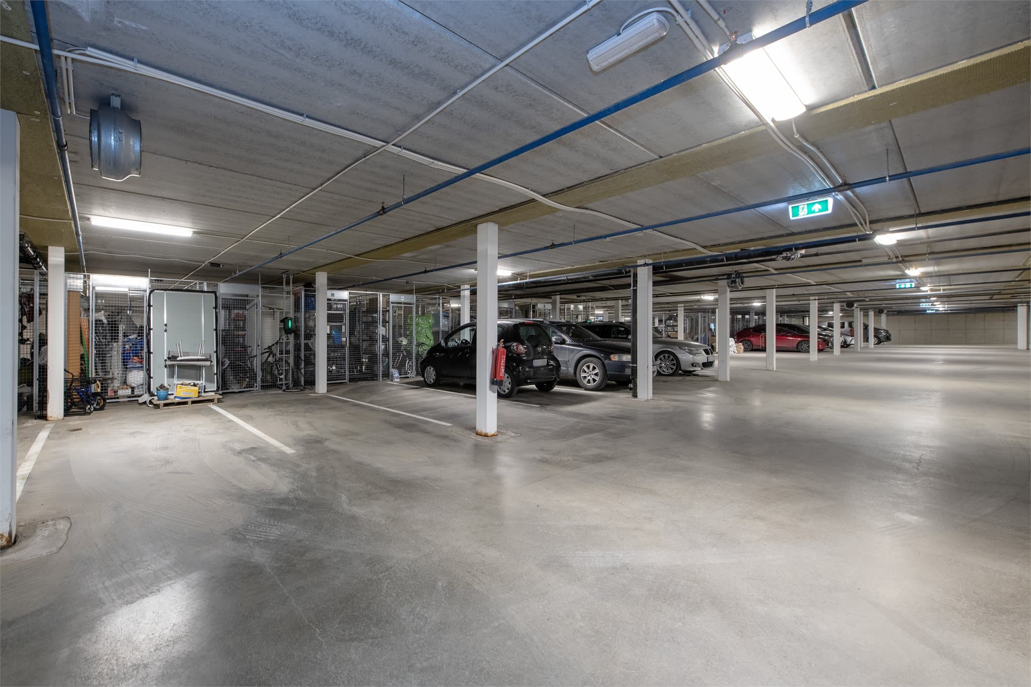 Det disponeres egen garasjeplass med mulighet for el-billader via sameiet