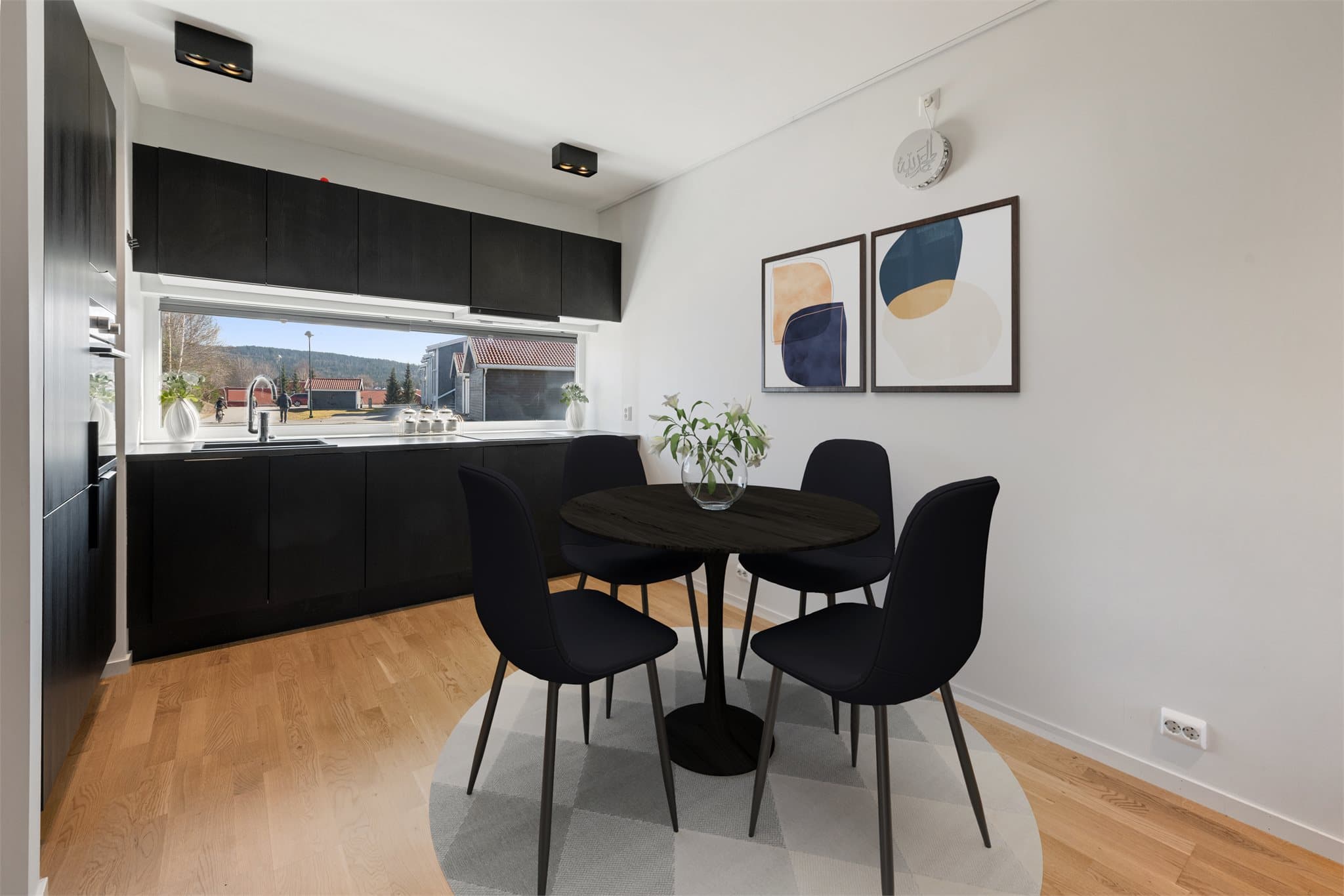 God plass til spisebord i tilknytning til kjøkkenet. Her med digital møblering til inspirasjon