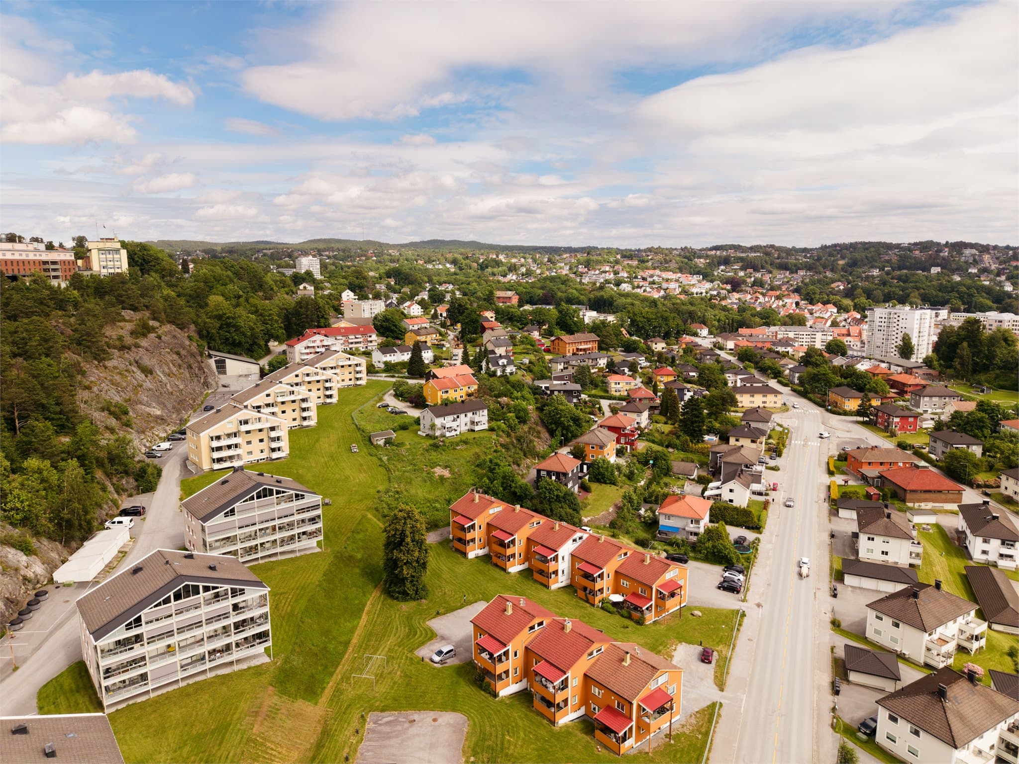 Borettslaget ligger i sentrumsnære omgivelser.