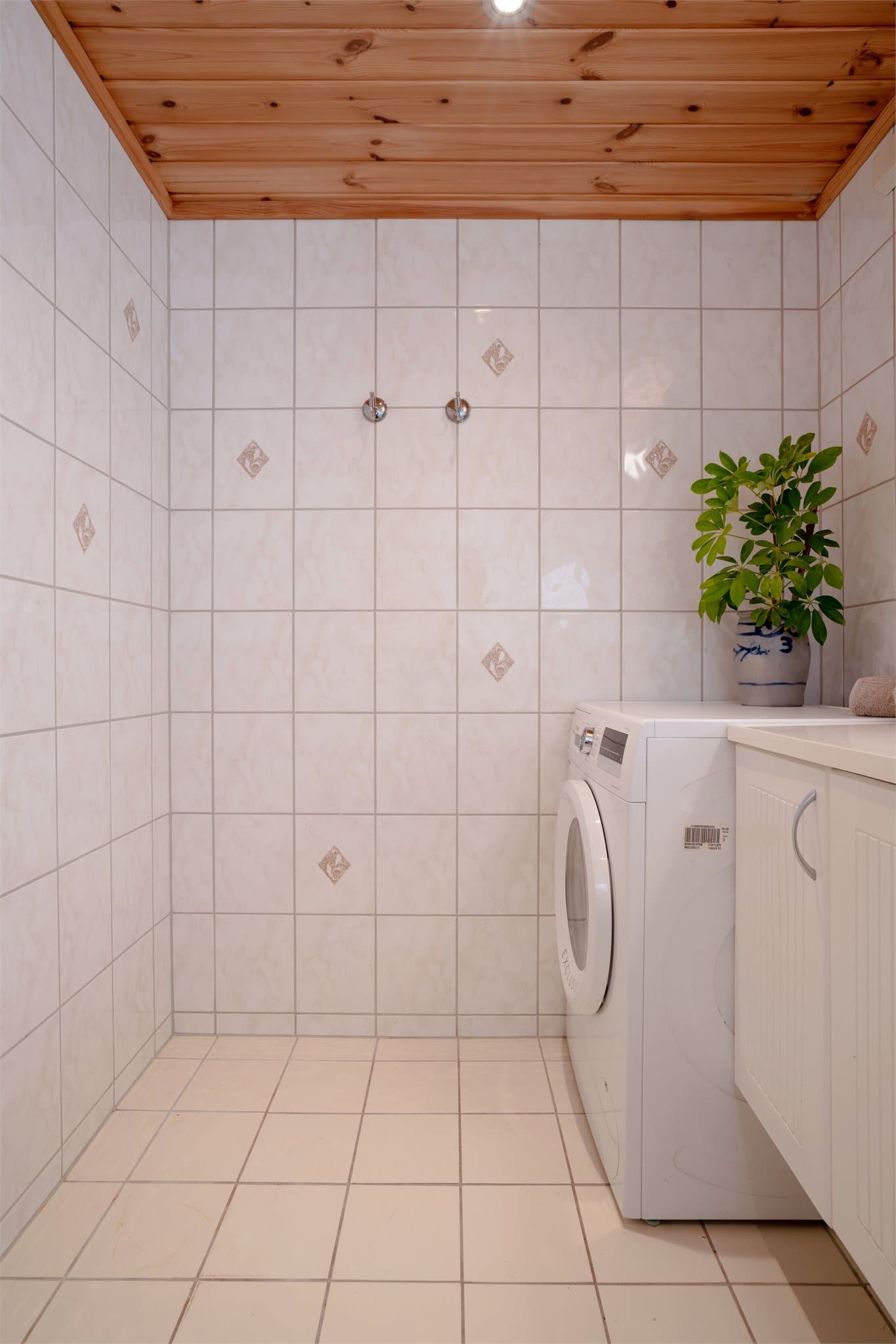 God plass og opplegg for vaskemaskin på badet.