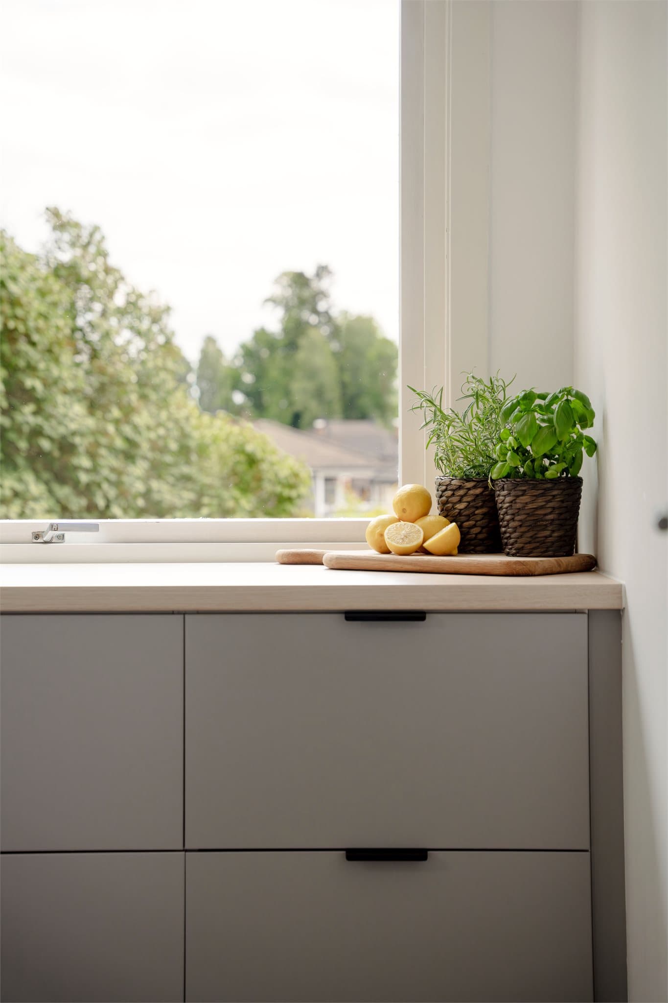Vinduet på kjøkkenet gir godt med naturlig lys til arbeidsflaten.