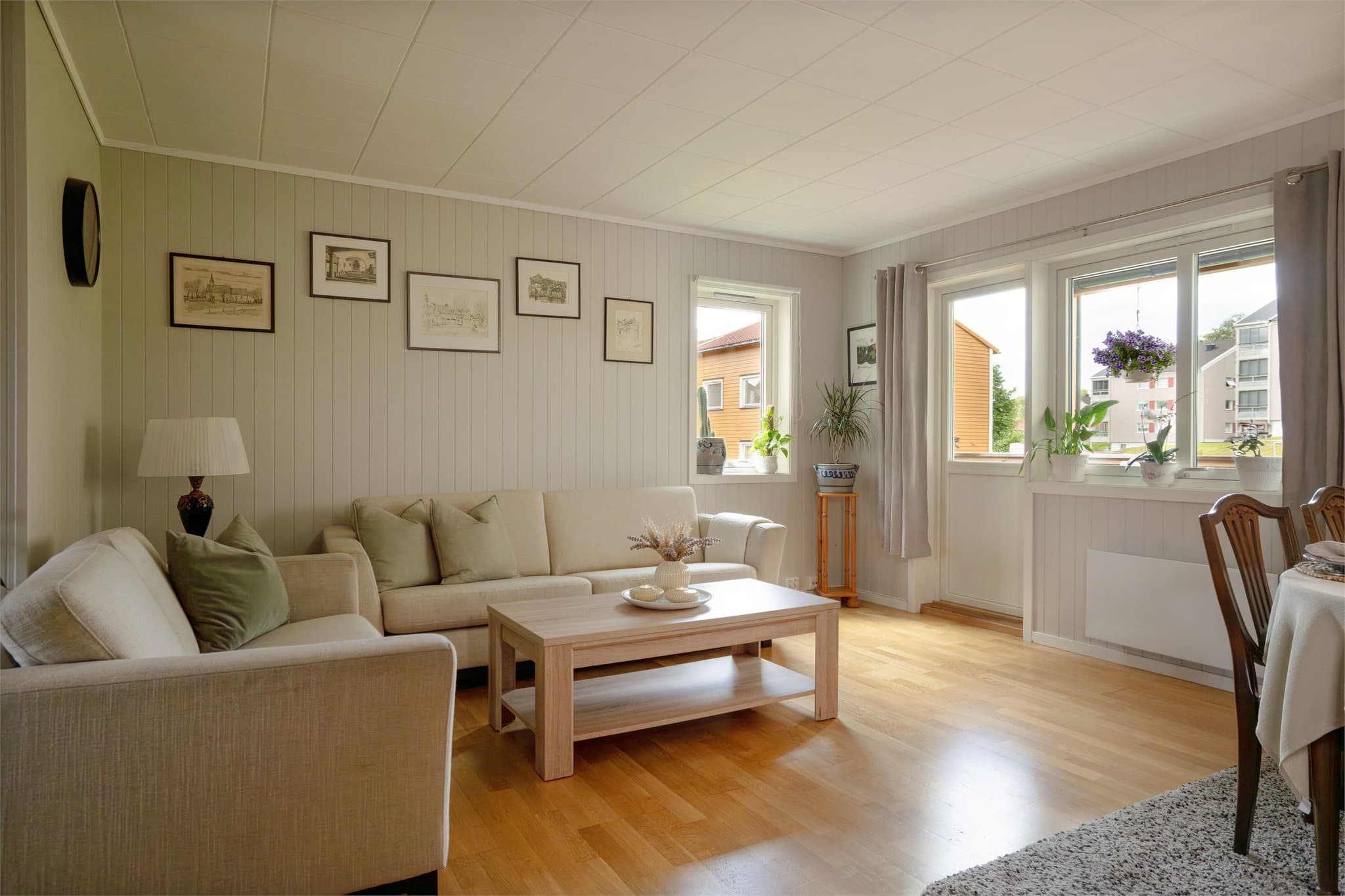 Lys og innbydende stue med utgang til veranda.