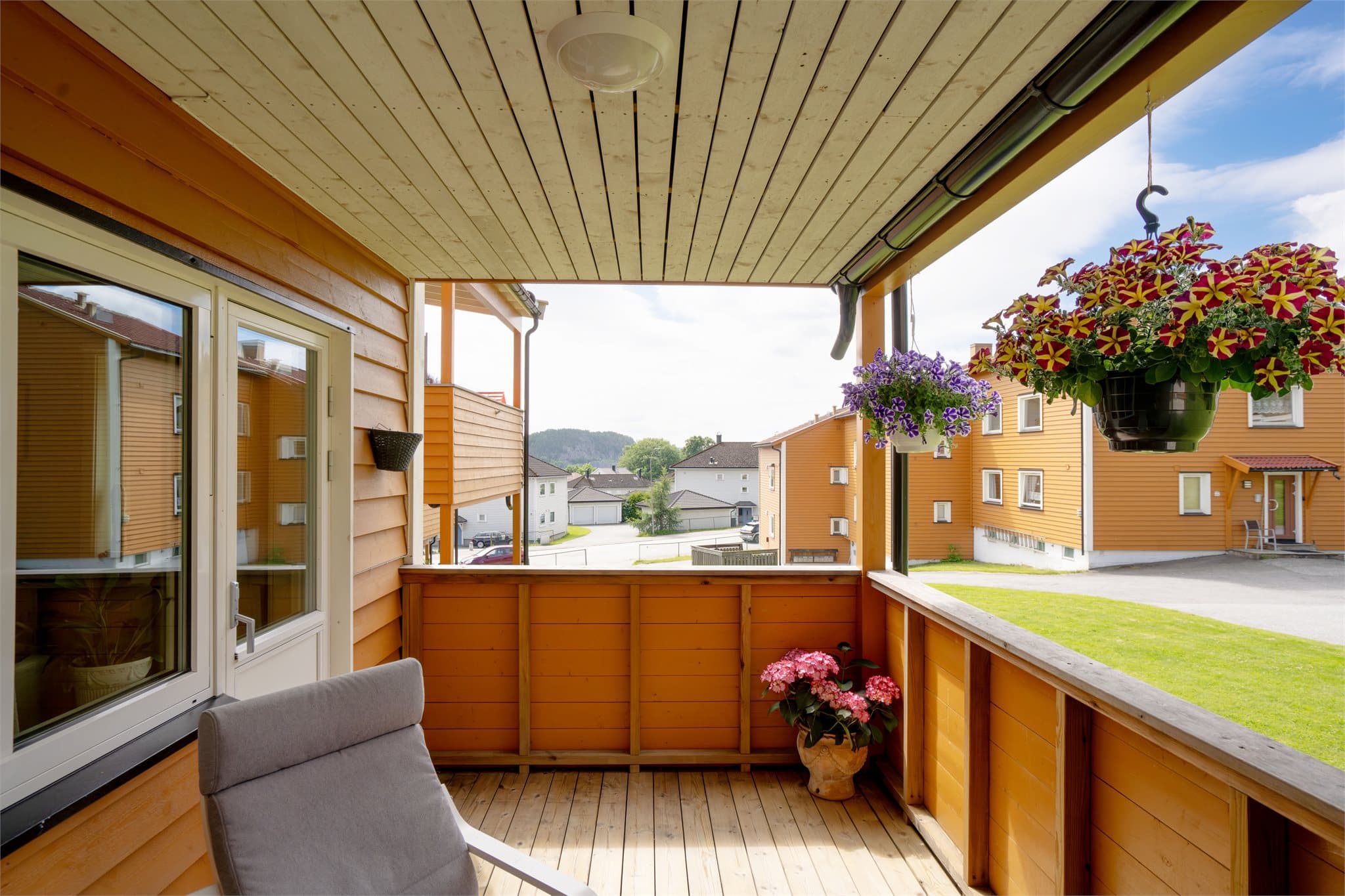 Fra stuen er det utgang til en terrasse på 10 m² med plass til sittegruppe.