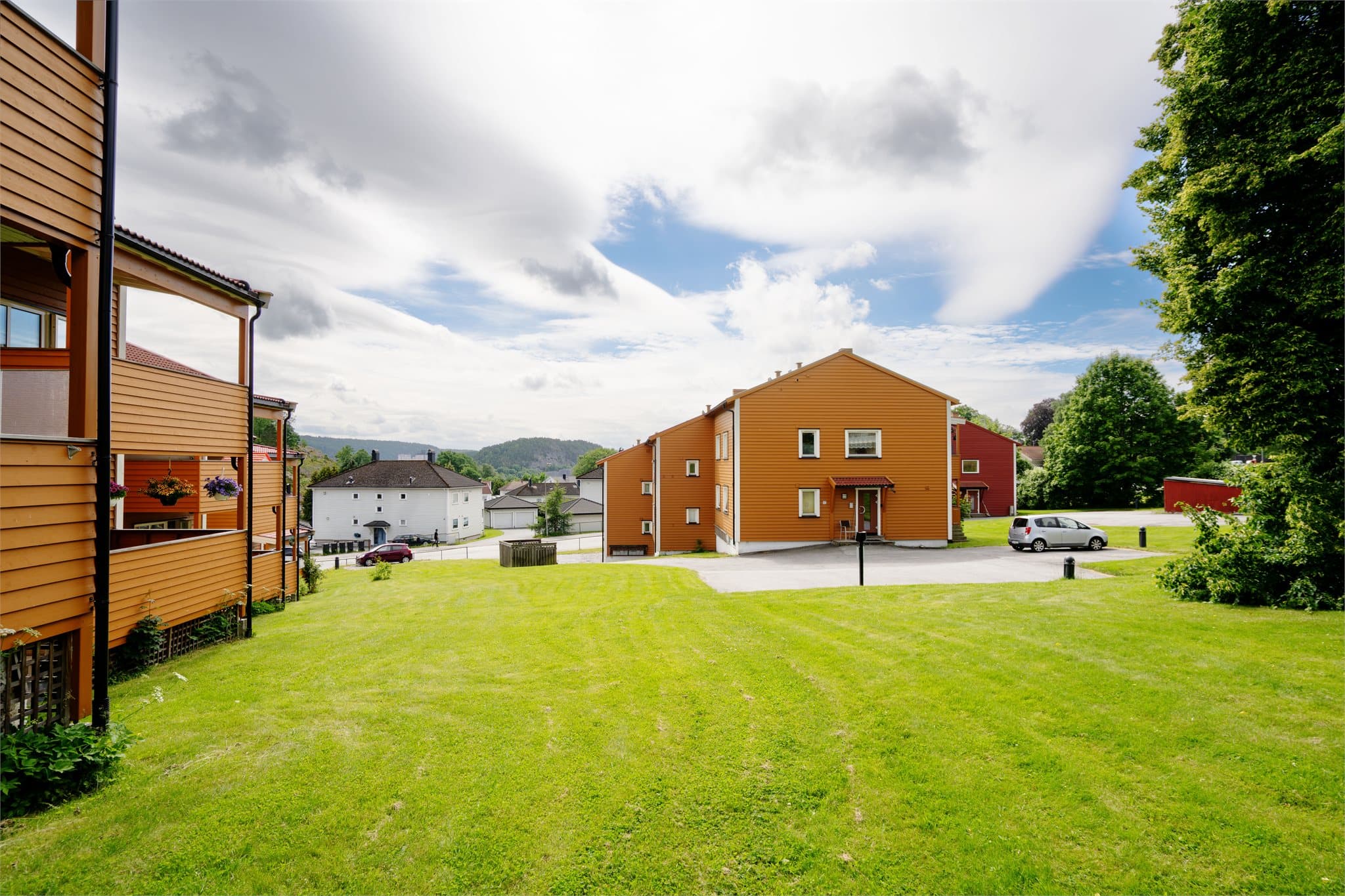 Rolig og veletablert boligområde med asfaltert gårdsplass.