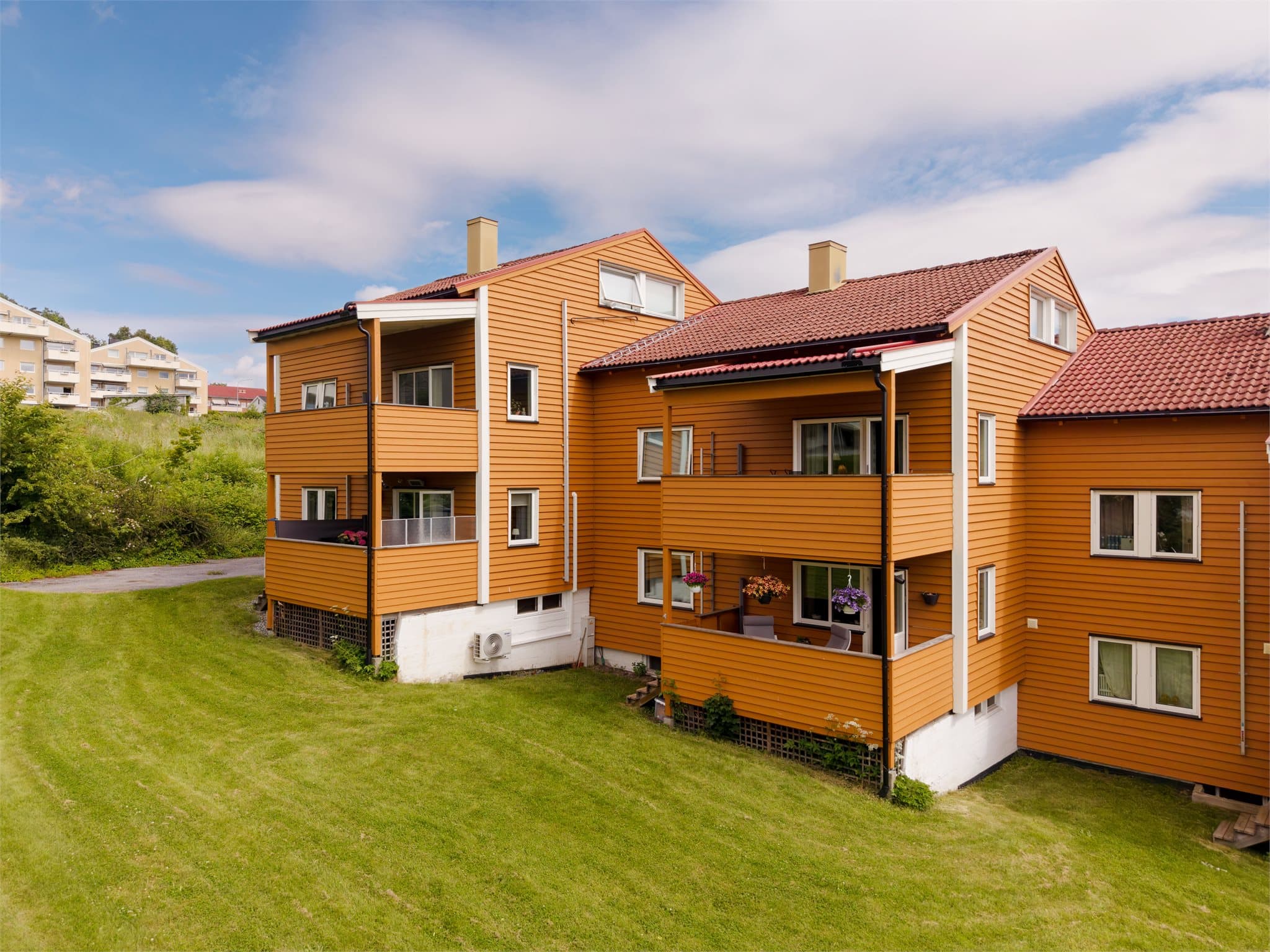 Leiligheten har enkel adkomst i bygningens første etasje.