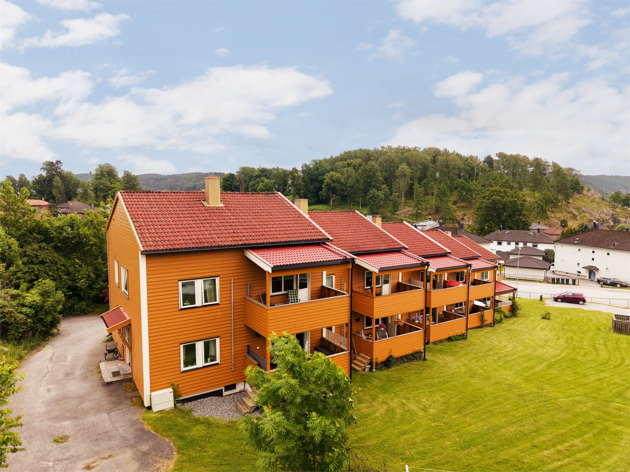 Beliggenheten kombinerer nærhet til sentrum med tilgang til skog og friluftsområder.