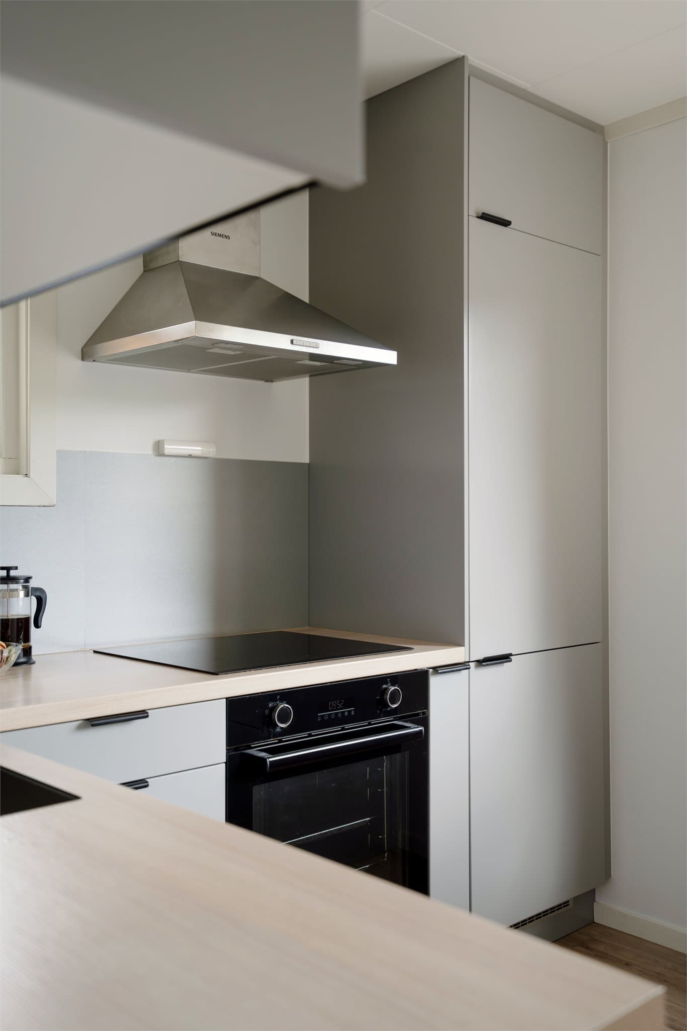 Kjøkkenet er utstyrt med ny platetopp, stekeovn og ventilator med avtrekk ut.