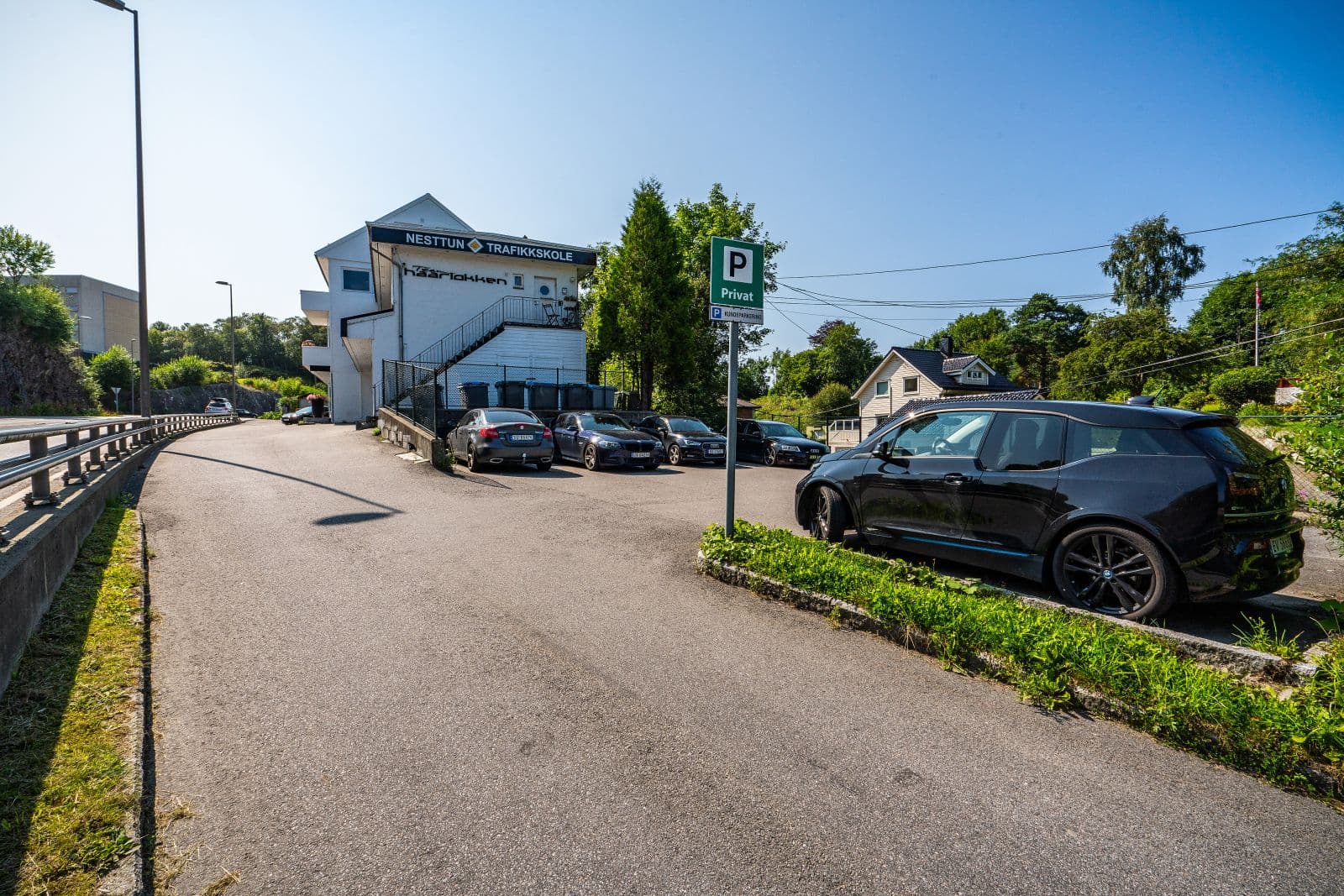 Det er parkering på felles parkeringsplass