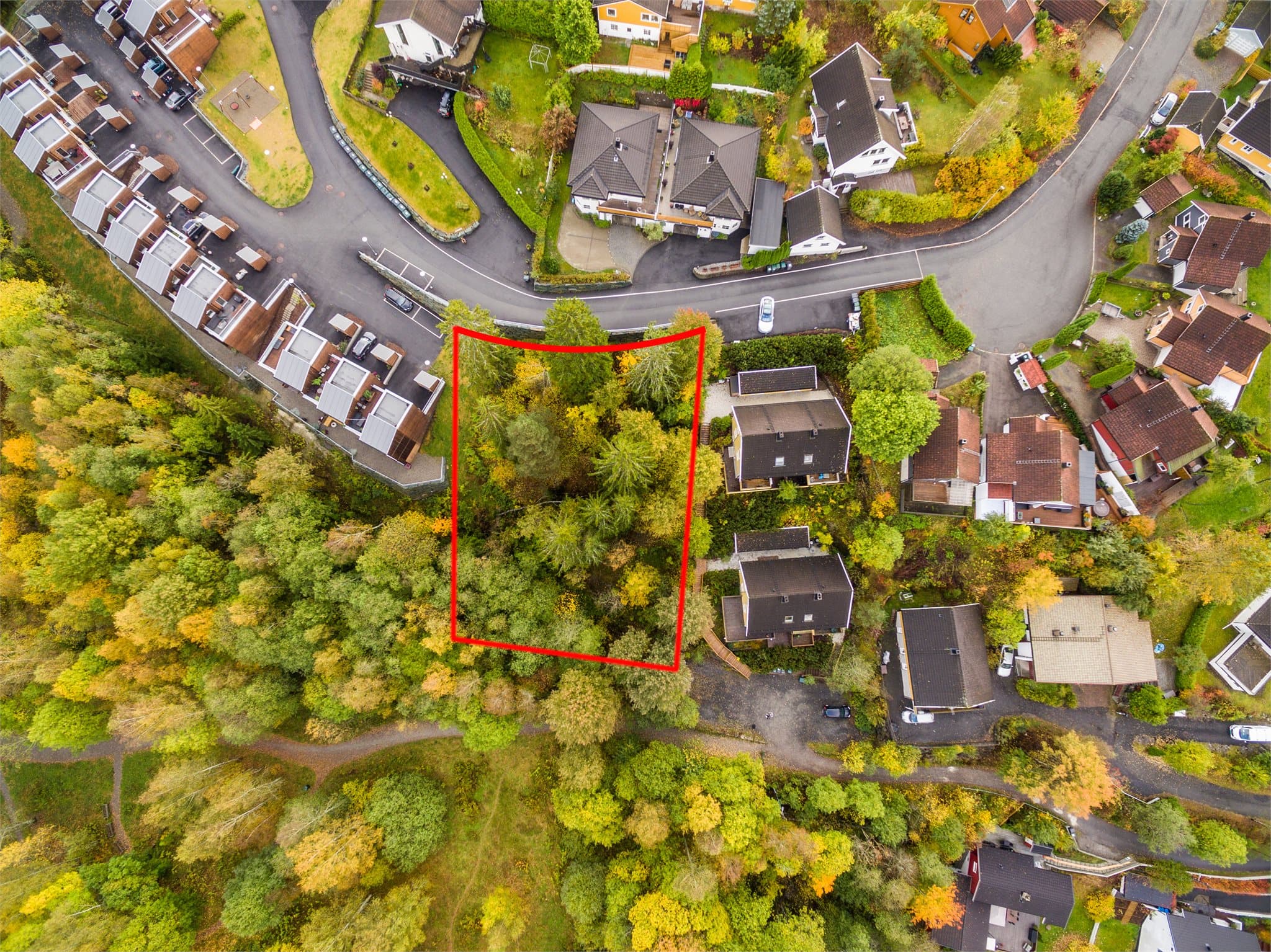 Det foreligger rammetillatelse for oppføring av tre eneboliger i kjede med flatt tak og integrert carport med to parkeringsplasser per enhet.