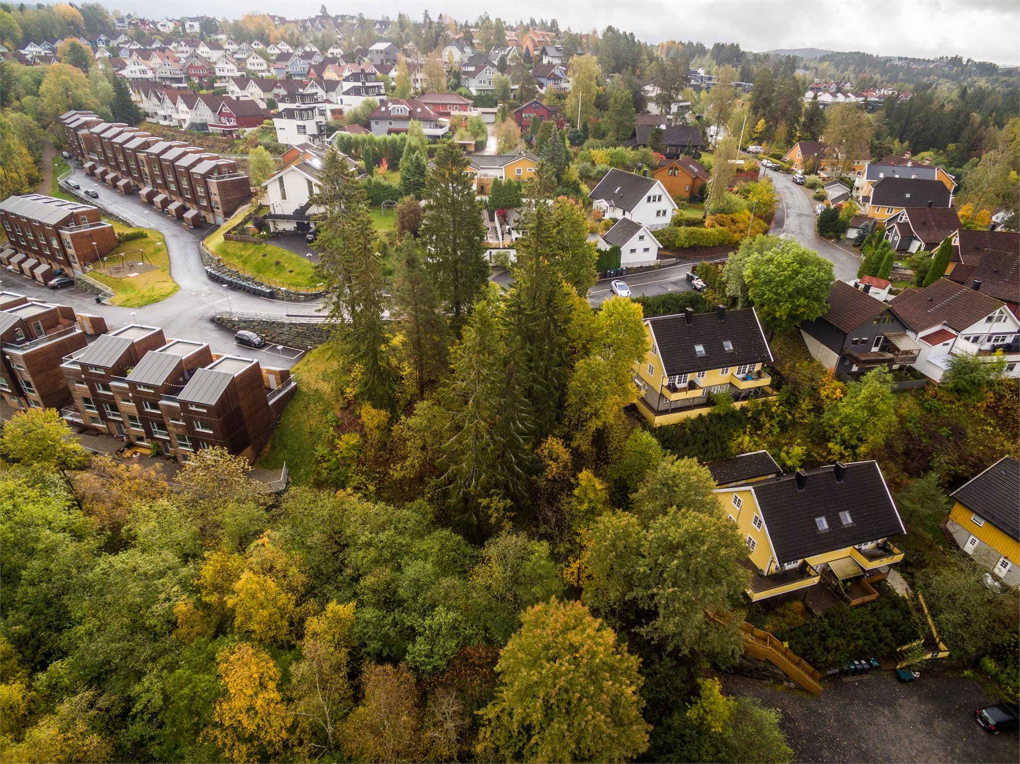 Stenbråtveien 130 har en attraktiv beliggenhet som kombinerer nærhet til byens fasiliteter med flotte naturopplevelser.