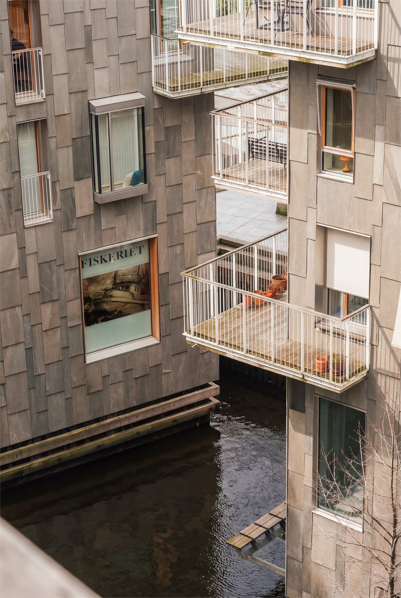 Her bor dere i et nabolag med særpreget arkitektur, oppført i sjøen med kanaler og vannspeil mellom byggene.