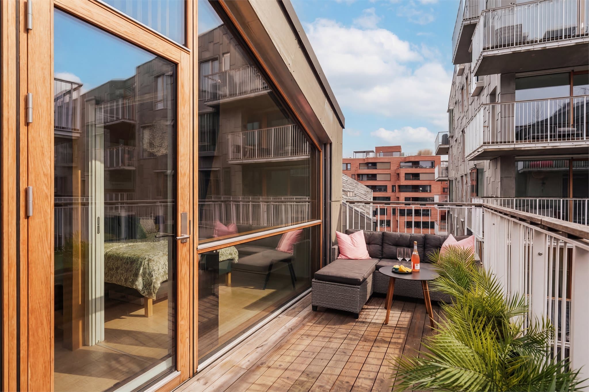 Balkongen vender mot nordvestvendt og har god plass til lounge, grill og det dere måtte ønske.