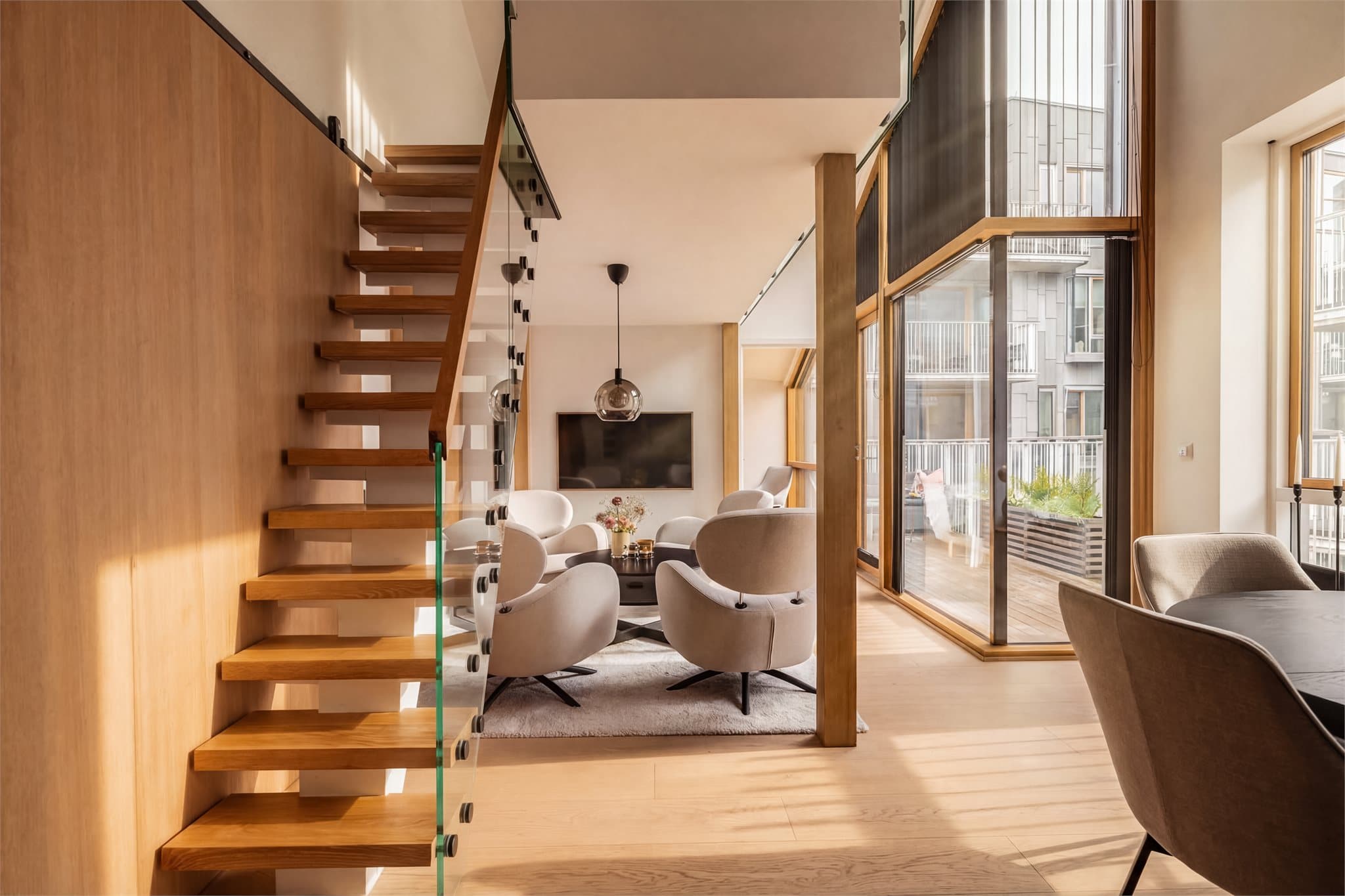 Mesaninen gir boligen et særpreg og tilfører ekstra rom med fleksible bruksmuligheter.