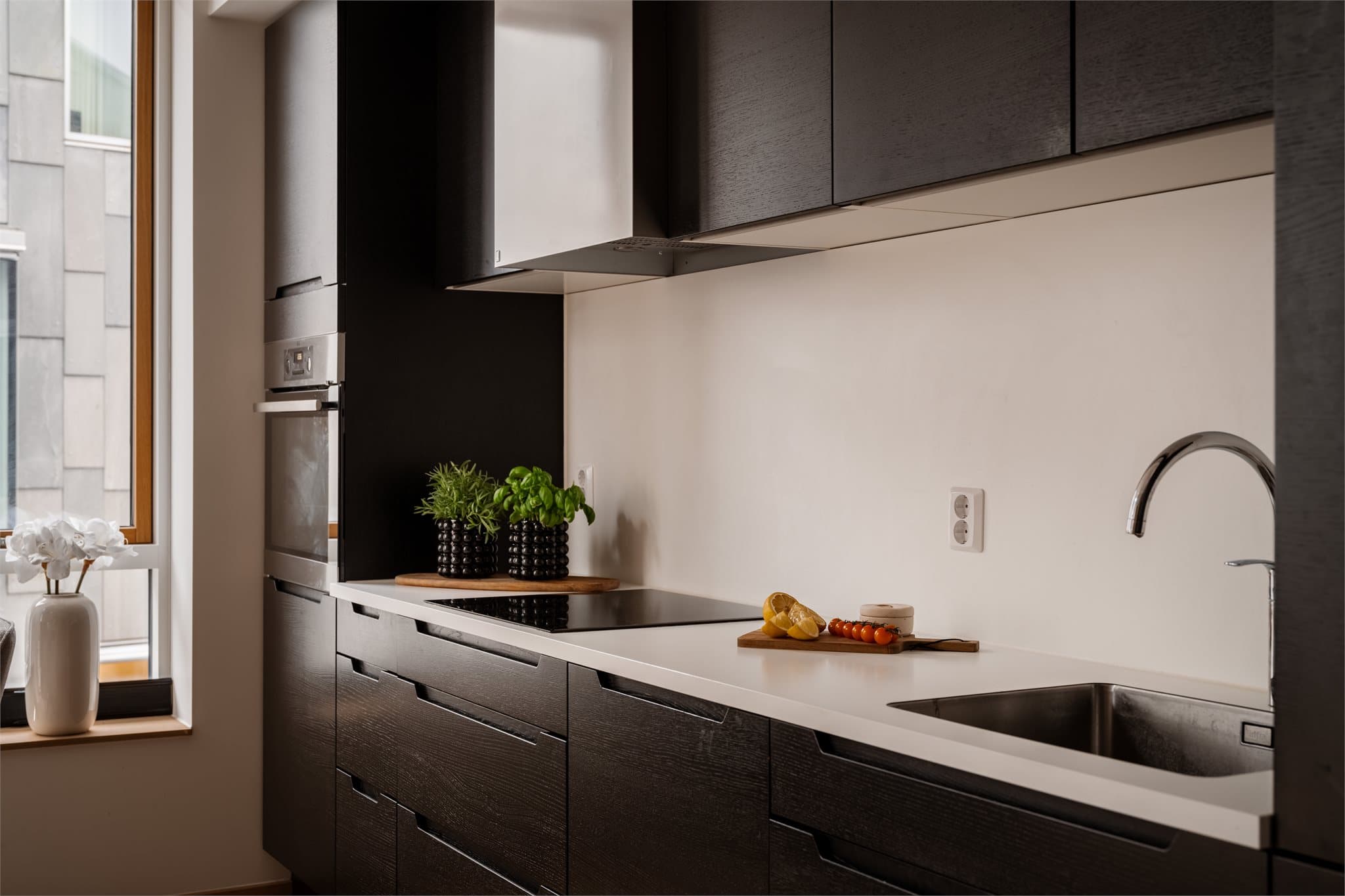 Det er meget god oppbevaringsplass i både skuffer og skap.