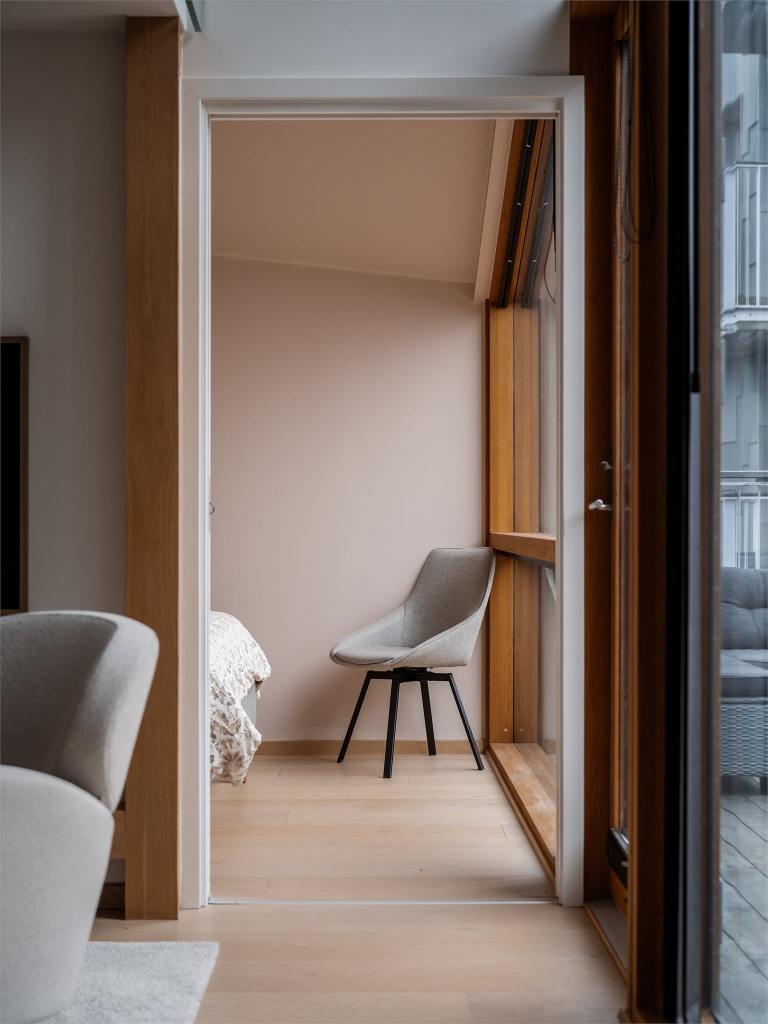 Leiligheten har to gode soverom, begge med inngang fra stuen.