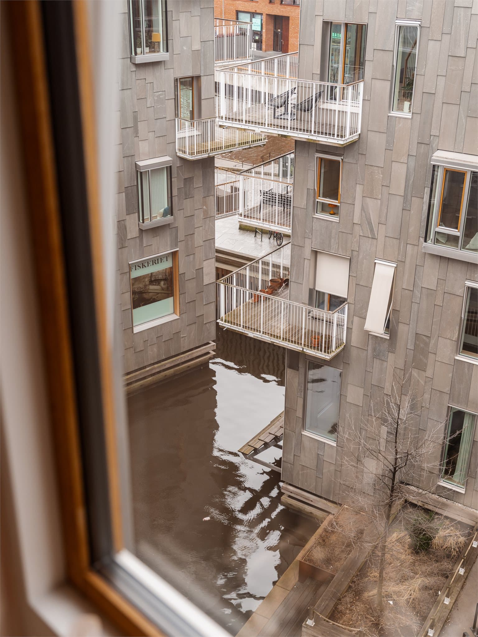 Fra vinduet kan du kikke rett ned mot sjøen.