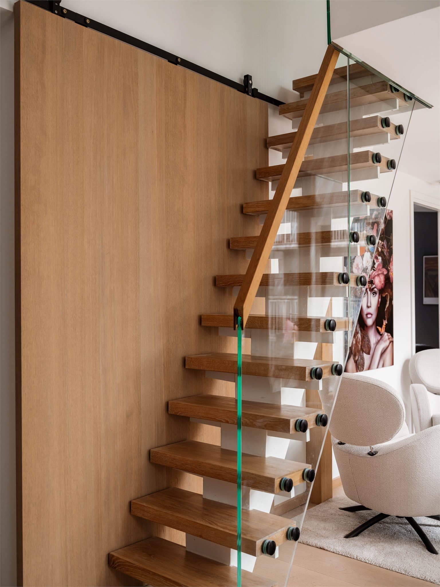 Leiligheten fremstår elegant og gjennomført med høy standard.